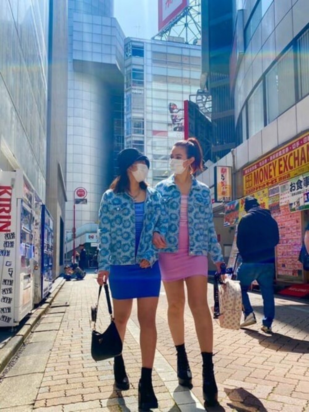 「デニム、デニムジャケット、花柄、デイジー、デニムスタイル、guess、DAISY、Guess Jeans 」｜「GuessのGUESS Originals Daisy Oversized Denim Jacket（デニムジャケット、ブルー系）」を使った、GUESS JAPANさん（レディース・170cm）の春コーディネートの1枚目の写真
