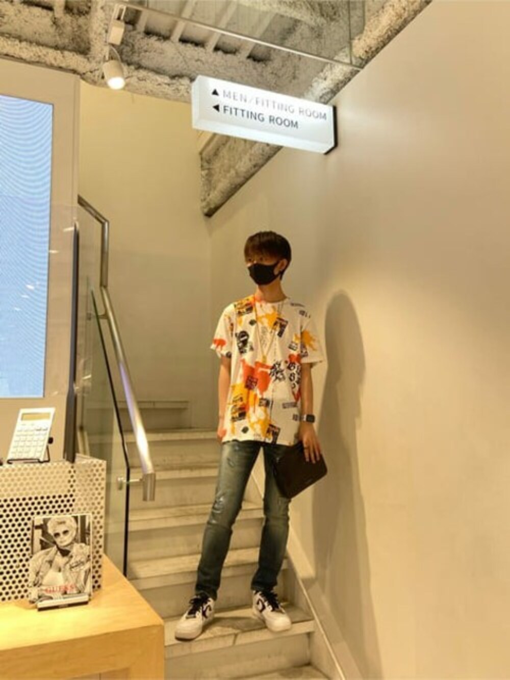 「デニム、ショルダーバッグ、アクセサリー、デニムパンツ、guess、Guess Jeans 」｜「GuessのEco Paint Splatter Tee（Tシャツ/カットソー、ホワイト系）」を使った、GUESS JAPANさん（レディース・174cm）の春コーディネートの1枚目の写真