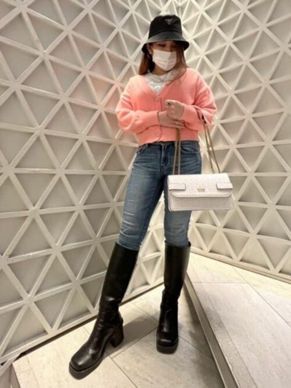 「デニム、ハット、デニムパンツ、バケットハット、雨の日コーデ、guess、レインハット、Guess Jeans 、guessgirl」｜「GuessのMaddie Cropped Cardigan（カーディガン/ボレロ、ホワイト系）」を使った、GUESS JAPANさん（レディース・155cm）の春コーディネートの1枚目の写真
