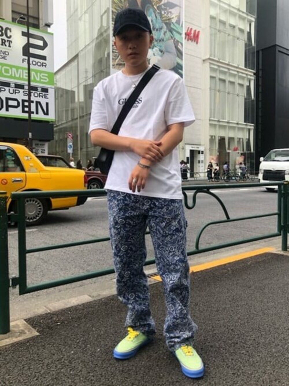 「キャップ、カジュアルコーデ、guess、Guess Jeans 」｜「GuessのGUESS Originals Logo Short-Sleeve Tee（Tシャツ/カットソー、ホワイト系）」を使った、GUESS JAPANさん（メンズ・170cm）の夏コーディネートの1枚目の写真