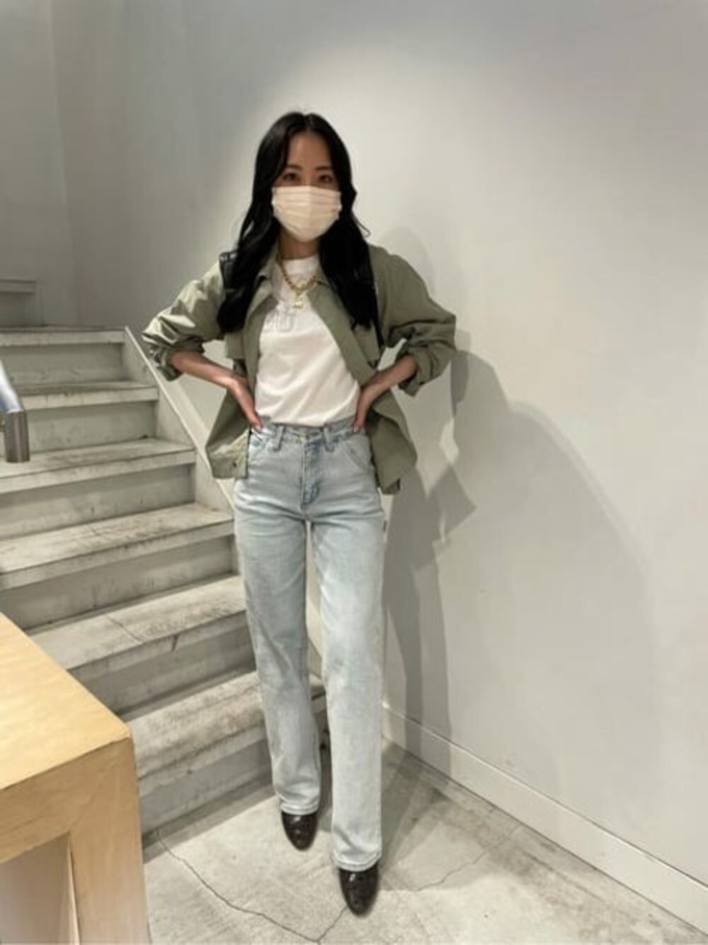 「ネックレス、デニム、アクセサリー、デニムパンツ、ゴールドアクセ、guess、Guess Jeans 、guessgirl」｜「GuessのWoven Jacket（その他アウター、グリーン系）」を使った、GUESS JAPANさん（レディース・160cm）の夏コーディネートの1枚目の写真
