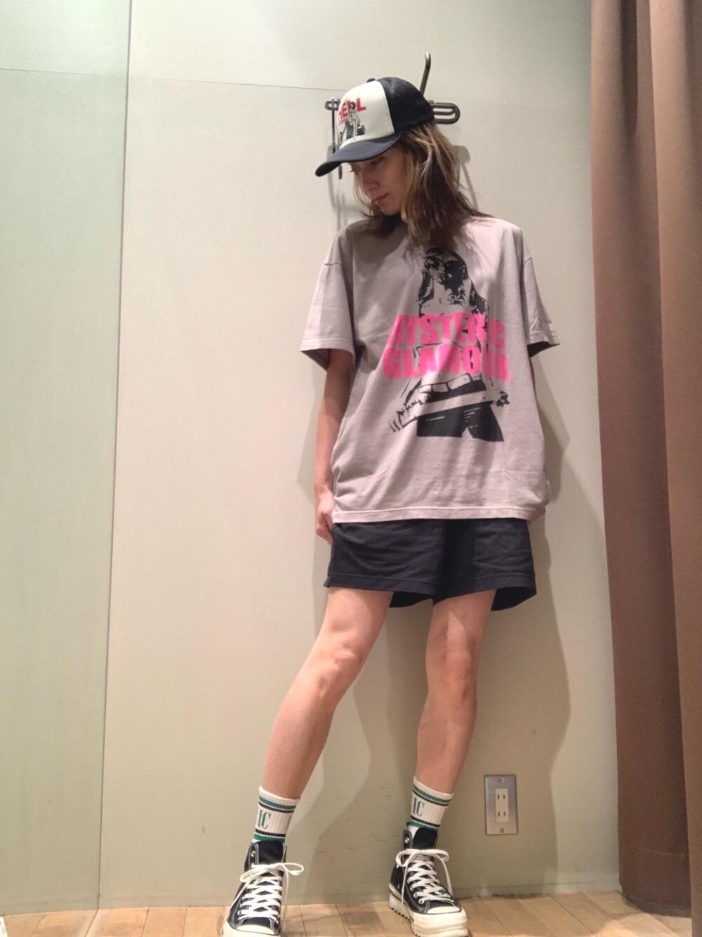 ブラック系のその他パンツ、グリーン系のTシャツ/カットソー、ブラック系のキャップを着用したレディースの春コーディネートの1枚目の写真