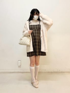 「MAJESTIC LEGON（マジェスティックレゴン）の【WEB限定XLサイズあり】レディギャザーストラップパンプス（パンプス、ホワイト系）」を使った、ふうかさん（レディース・156cm）の秋コーディネート