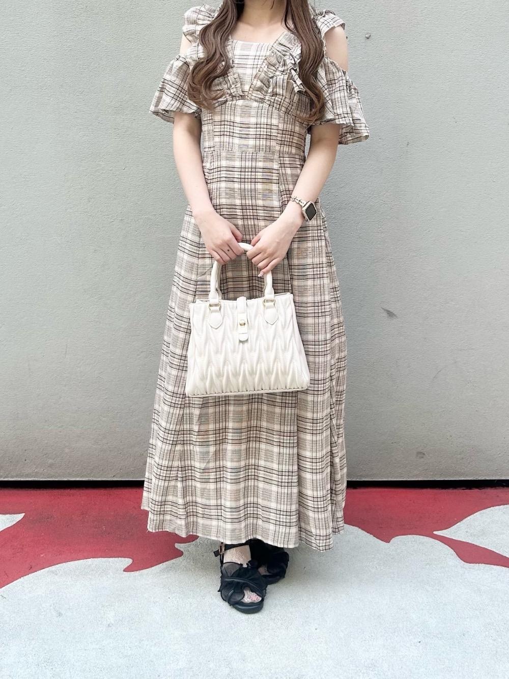 「MAJESTIC LEGON、マジェスティックレゴン、骨格ウェーブ、イエベ春、標準身長、フェミニン 」｜「MAJESTIC LEGONのクラシカルスクエアハンドバッグ（ショルダーバッグ、ホワイト系）」を使った、ふうかさん（レディース・156cm）の夏コーディネートの1枚目の写真