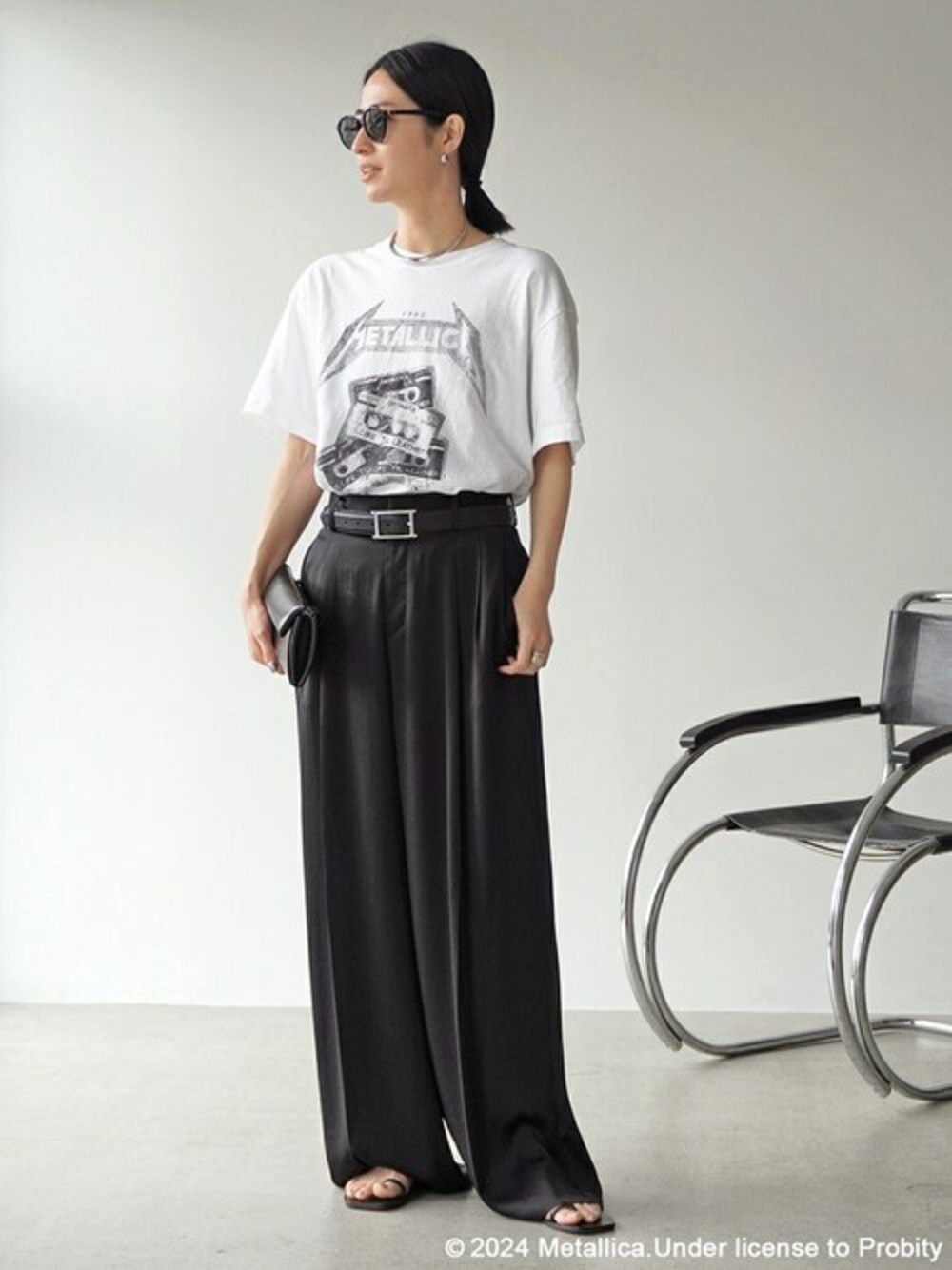 「ロゴT、Tシャツ、大人カジュアル、ワイドパンツ、大人コーデ、夏コーデ、GOOD ROCK SPEED、APSTUDIO、エーピーストゥディオ、EVERYDAY I LIKE.」｜「GOOD ROCK SPEEDの【GOOD ROCK SPEED / グッドロックスピード】METALLICA cassette tape（Tシャツ/カットソー、ホワイト系）」を使った、NAKAEさん（レディース・163cm）の春コーディネートの1枚目の写真