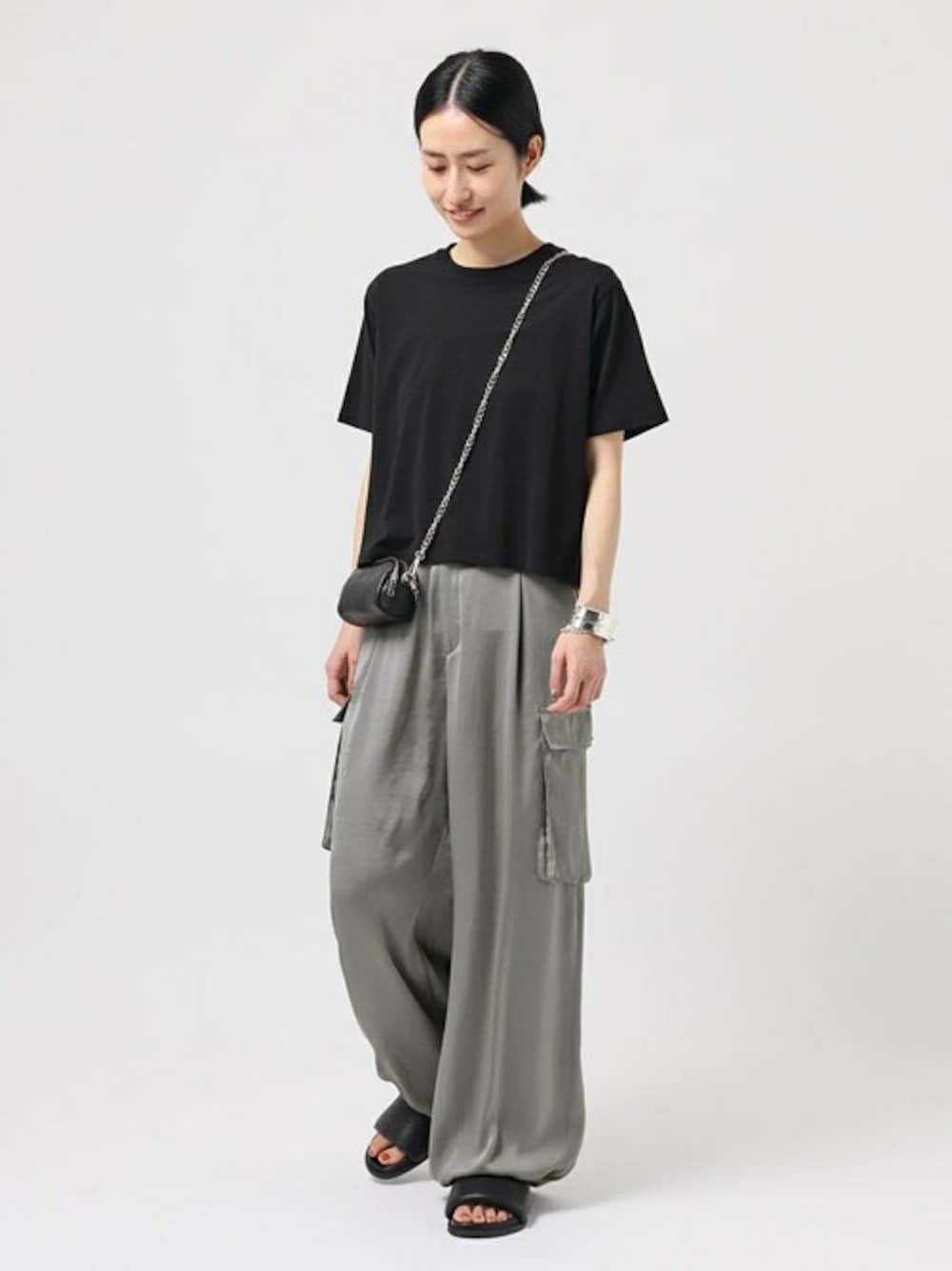 「Tシャツ、大人カジュアル、カーゴパンツ、大人コーデ、夏コーデ、ショート丈トップス、APSTUDIO、エーピーストゥディオ、2024ss」｜「AP STUDIOのベーシッククロップドTシャツ（Tシャツ/カットソー、ブラック系）」を使った、NAKAEさん（レディース・163cm）の春コーディネートの1枚目の写真