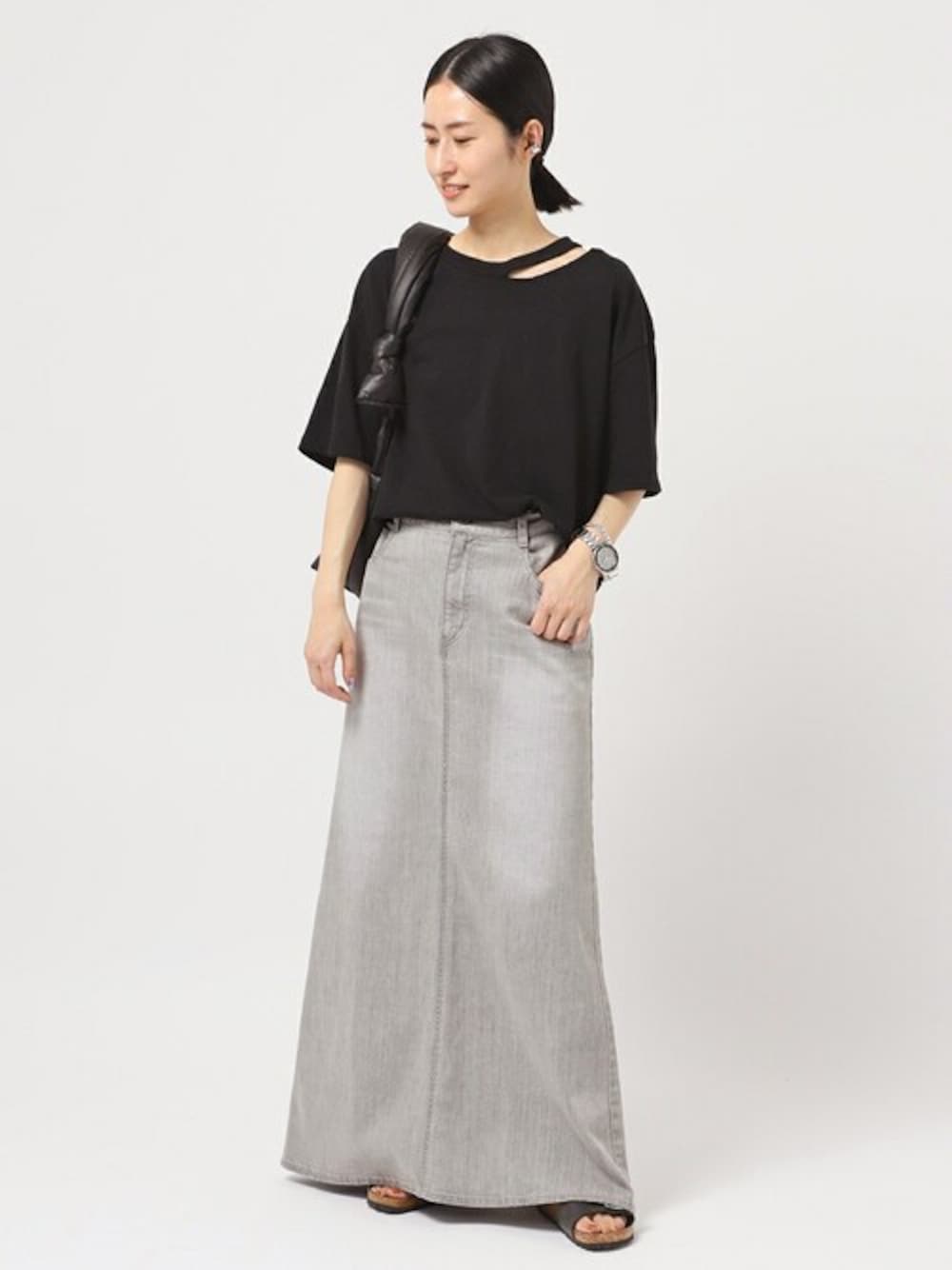 「カットソー、Tシャツ、大人カジュアル、birkenstock、大人コーデ、SEIKO、カットオフ、APSTUDIO、LAVER、エーピーストゥディオ」｜「AP STUDIOのベーシッククロップドTシャツ（Tシャツ/カットソー、ブラック系）」を使った、NAKAEさん（レディース・163cm）の夏コーディネートの1枚目の写真