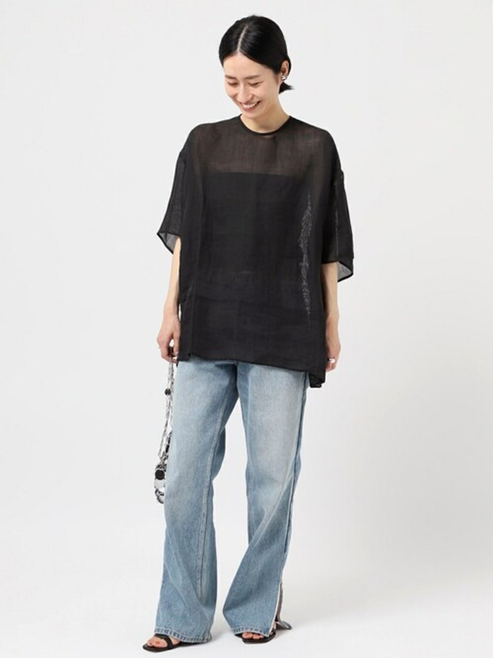 ブラック系のシャツ/ブラウス、ブルー系のデニムパンツ、ブラック系のサンダルを着用したレディースの夏コーディネートの1枚目の写真