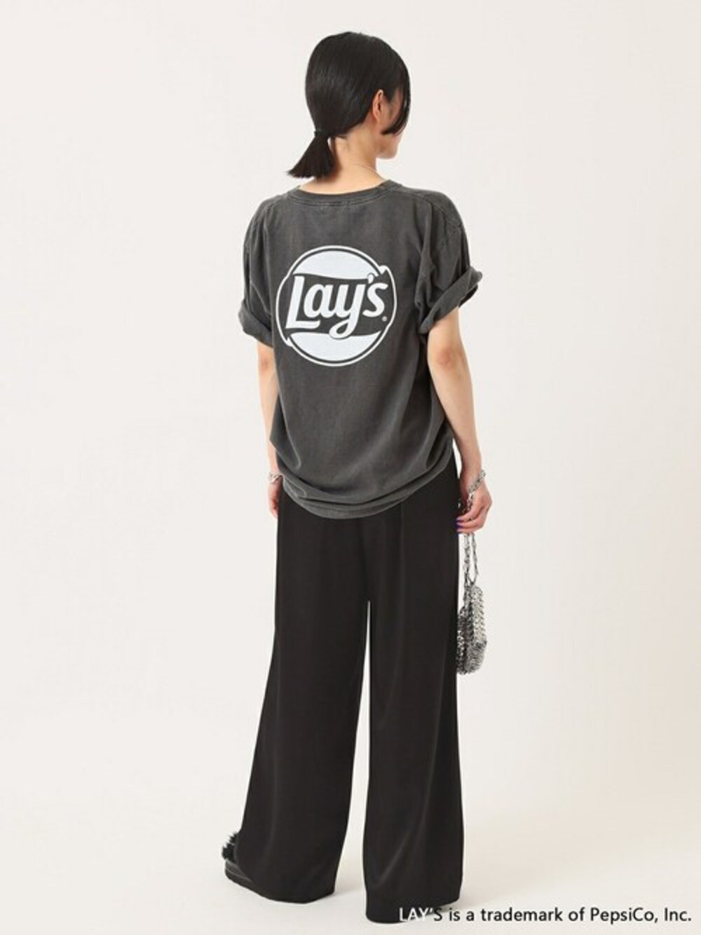 ブラック系のTシャツ/カットソーを着用したレディースの夏コーディネートの1枚目の写真