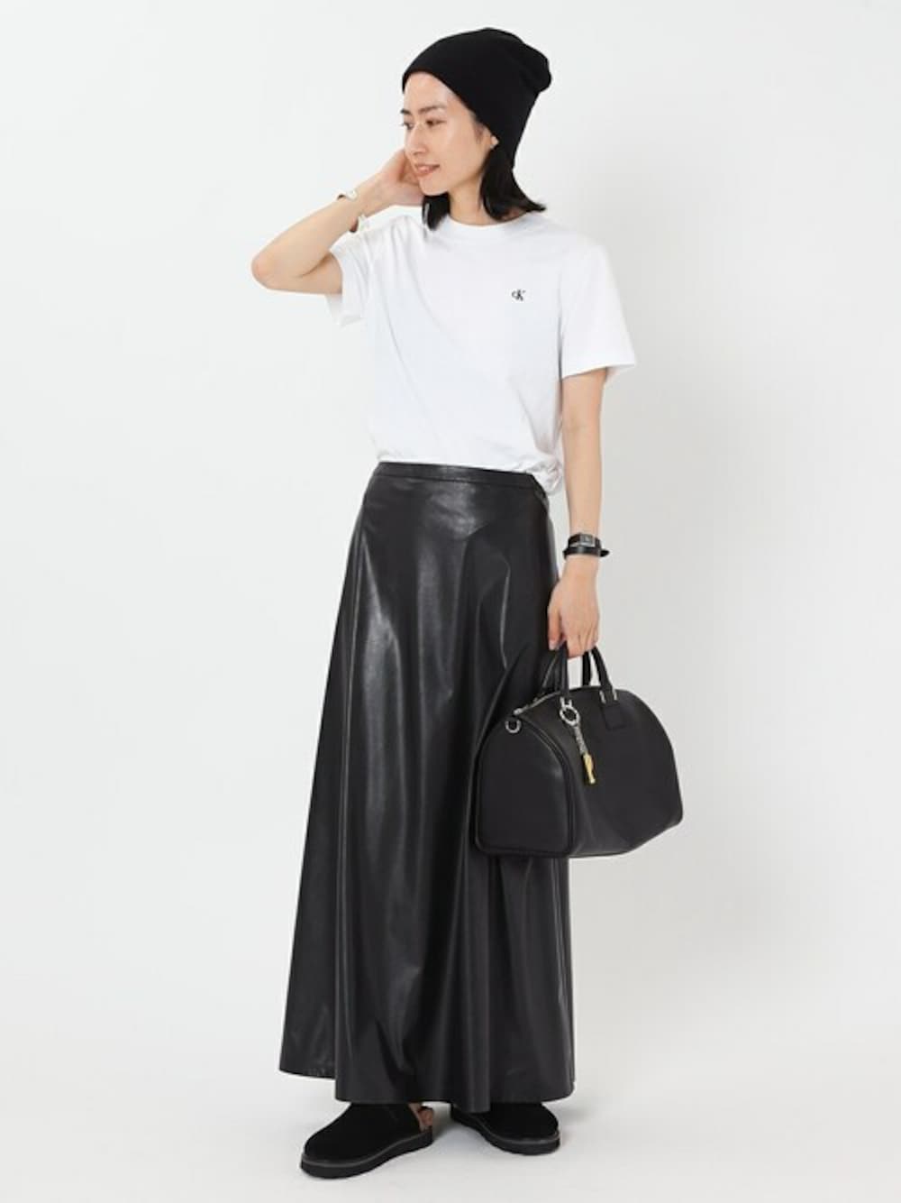 「Tシャツ、大人カジュアル、マキシスカート、大人コーデ、フェイクレザー、Calvin Klein、秋コーデ、APSTUDIO、エーピーストゥディオ」｜「Calvin Kleinの【Calvin Klein / カルバン クライン】Compact CK embroidery T-sh（Tシャツ/カットソー、ホワイト系）」を使った、NAKAEさん（レディース・163cm）の夏コーディネートの1枚目の写真