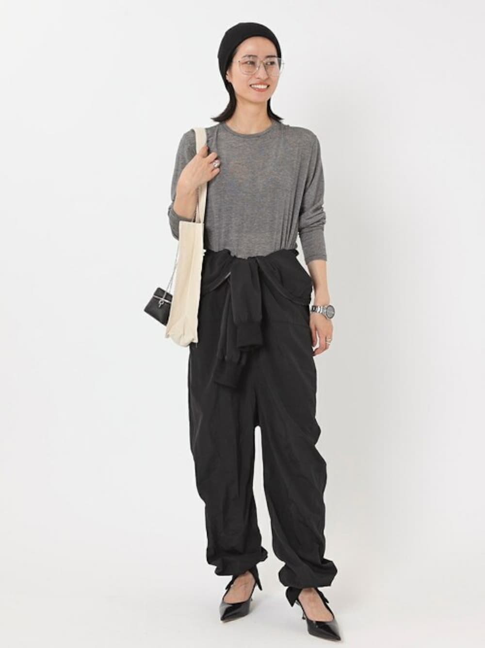 ホワイト系のTシャツ/カットソー、ブラック系のパンプス、ブラック系のニットキャップ/ビーニーを着用したレディースの夏コーディネートの1枚目の写真