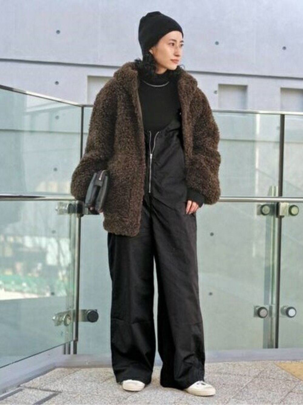 ブラック系のサロペット/オーバーオール、グリーン系のその他アウターを着用したレディースの冬コーディネートの1枚目の写真