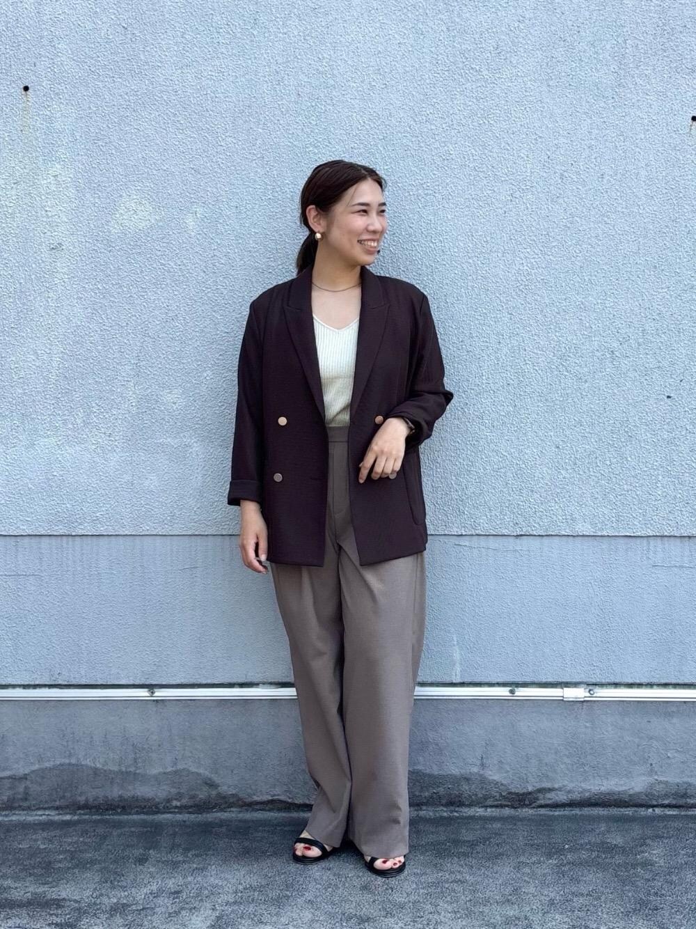 ブラウン系のその他パンツ、ブラウン系のその他トップスを着用したレディースの夏コーディネートの1枚目の写真