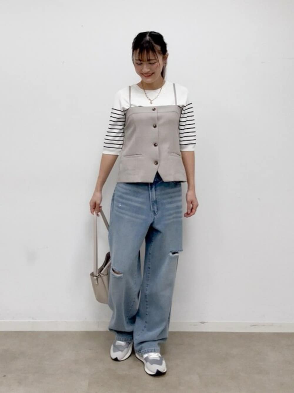 「大人カジュアル、春夏、普段着、夏物、ゆるシルエット、30代コーデ、骨格ウェーブ、シンプル・ベーシック、アウトドア（キャンプ）」｜「DRESKIPの【S-LL/セットアップ可】麻調キャミビスチェ（ベスト、ベージュ系）」を使った、ゆゆさん（レディース・161cm）の春コーディネートの1枚目の写真