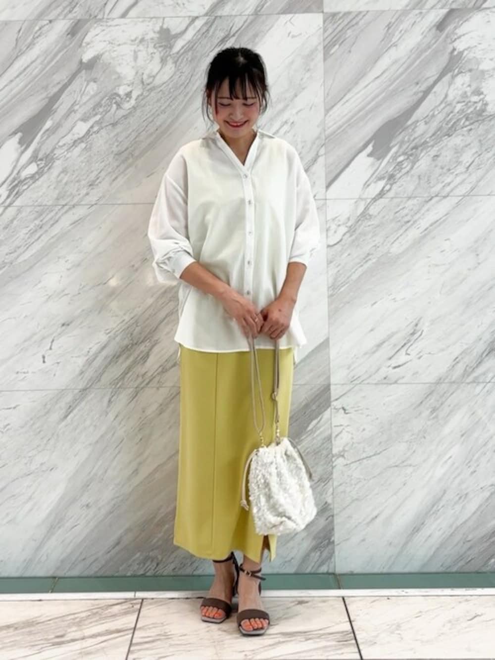 「大人カジュアル、プチプラ、レディース、春夏、オフィスカジュアル、30代コーデ、アラフォーコーデ、骨格ウェーブ、ブルベ、シンプル・ベーシック」｜「DRESKIPの【S-LL】後ろ姿も抜かりなく バックレースアップシャツ（シャツ/ブラウス、ホワイト系）」を使った、ゆゆさん（レディース・161cm）の春コーディネートの1枚目の写真