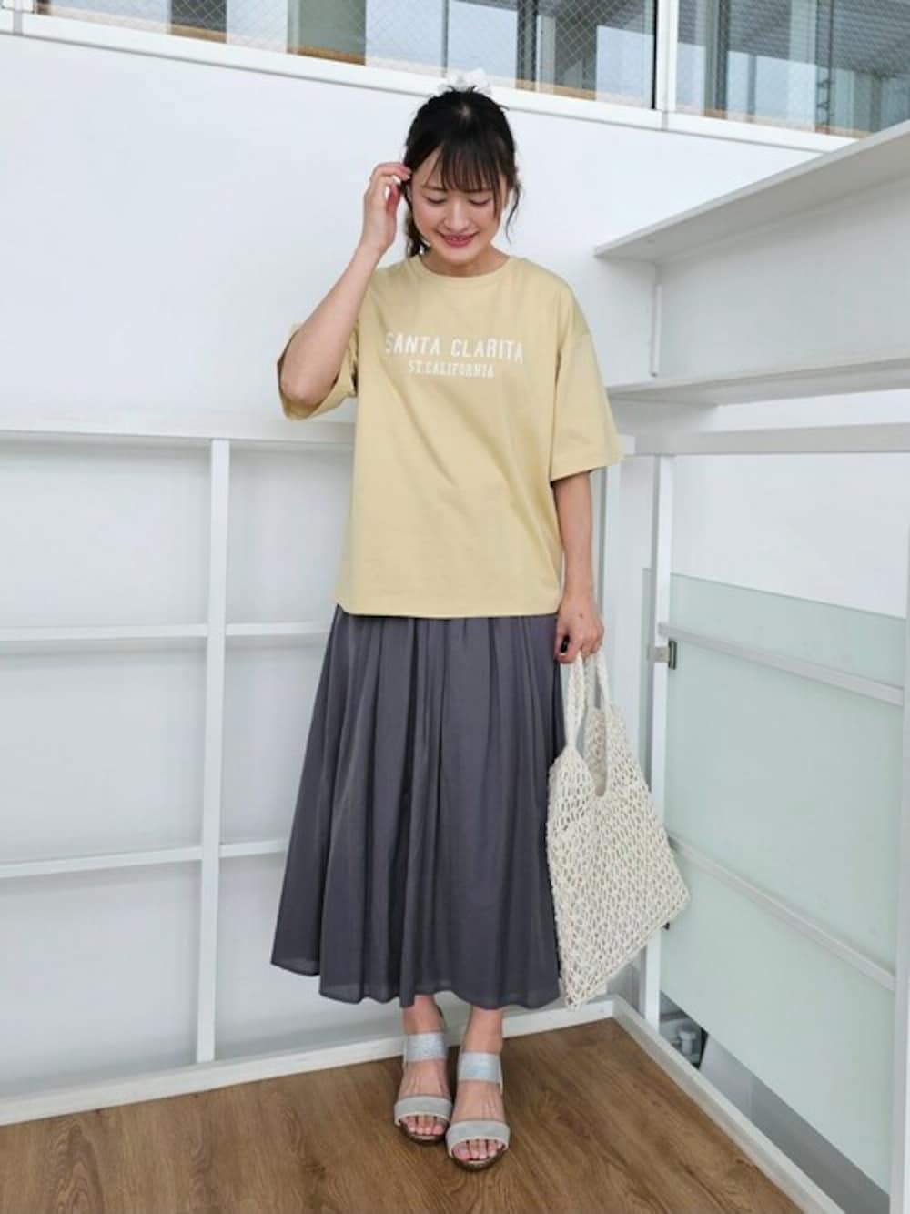 「大人カジュアル、レディース、普段着、夏物、30代コーデ、アラフォーコーデ、骨格ウェーブ、マシンウォッシャブル、シンプル・ベーシック」｜「SHOO・LA・RUEの【S-LL/選べる4柄】コットンプリントロゴTシャツ（Tシャツ/カットソー、イエロー系）」を使った、ゆゆさん（レディース・161cm）の春コーディネートの1枚目の写真