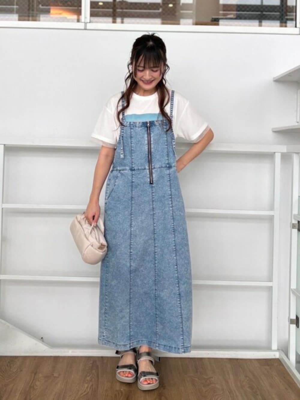 「セットアップ、夏、春、公園、デイリーカジュアル、スリット、ポケットあり、マザーニーズ、おうち時間、ウォッシャブル（手洗い可）」｜「SHOO・LA・RUEのスポーティで上品 大人のためのテープスポサン（サンダル、シルバー系）」を使った、ゆゆさん（レディース・161cm）の夏コーディネートの1枚目の写真