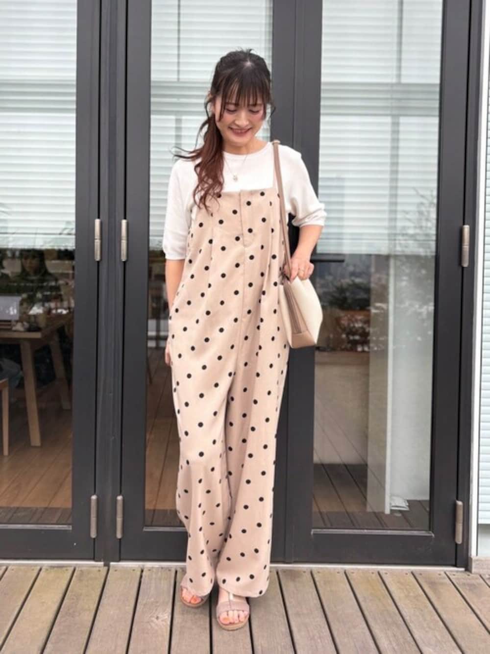 「レディース、大人かわいい、夏物、ゆるシルエット、アラフォーコーデ、骨格ウェーブ、ブルベ、スリム体型、シンプル・ベーシック、バッグ・財布・小物入れ」｜「DRESKIPの【S-LL】着丈が調節できる 大人の麻調サロペット（サロペット/オーバーオール、ベージュ系）」を使った、ゆゆさん（レディース・161cm）の春コーディネートの1枚目の写真