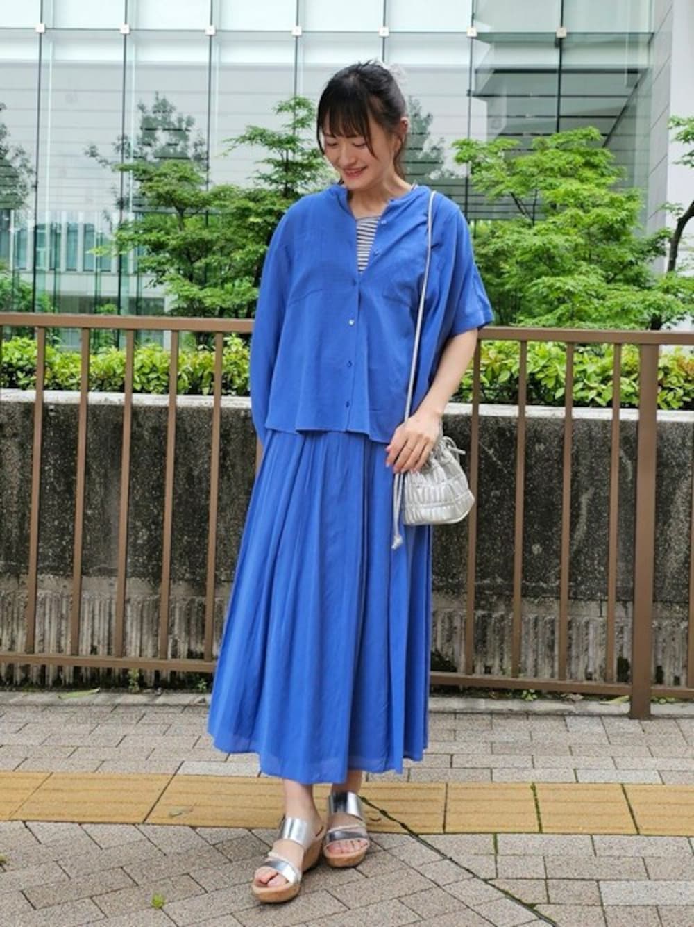 「大人カジュアル、レディース、春夏、夏物、ゆるシルエット、アラフォーコーデ、骨格ウェーブ、ブルベ、おうち時間、シンプル・ベーシック」｜「DRESKIPの【S-LL/セットアップ可】シアー感が涼やかに バンドカラーブラウス（シャツ/ブラウス、ブルー系）」を使った、ゆゆさん（レディース・161cm）の春コーディネートの1枚目の写真