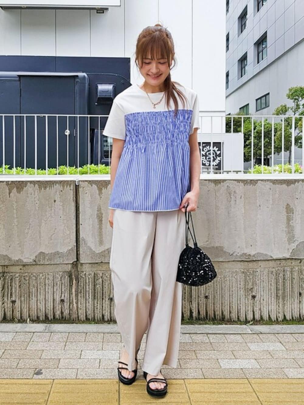 「大人カジュアル、レディース、オフィスカジュアル、夏物、おでかけ服、アラフォーコーデ、骨格ストレート、ブルベ」｜「DRESKIPの【洗える/S-LL】大人に似合う ビスチェ風ドッキングトップス（Tシャツ/カットソー、ホワイト系）」を使った、ゆゆさん（レディース・161cm）の春コーディネートの1枚目の写真