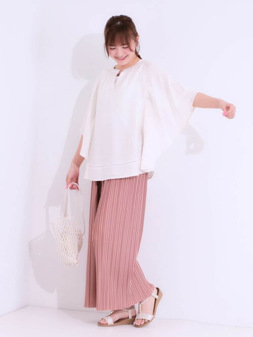 「大人カジュアル、休日コーデ、レディース、夏物、ゆるシルエット、梅春、アラフォーコーデ、骨格ウェーブ、ブルベ、シンプル・ベーシック」｜「SHOO・LA・RUEの【洗える/S-LL/接触冷感】涼しく体型カバー お袖フレア ドレープブラウス（シャツ/ブラウス、ホワイト系）」を使った、ゆゆさん（レディース・161cm）の春コーディネートの1枚目の写真