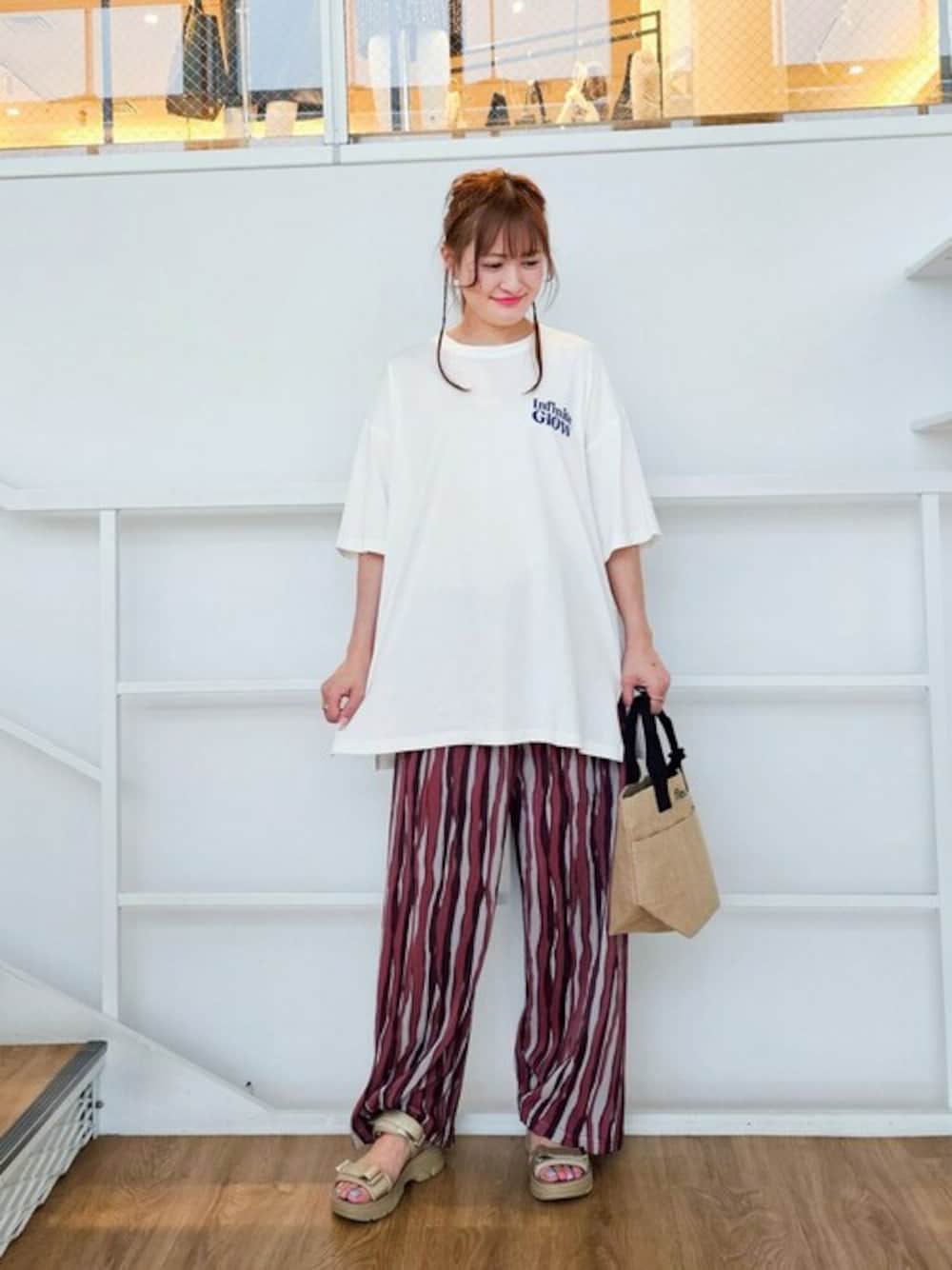 「ビッグシルエット、大人カジュアル、休日コーデ、夏物、公園コーデ、梅春、30代コーデ、骨格ウェーブ、ブルベ、シンプル・ベーシック」｜「Cutie Blondeの【洗える/選べる3柄】BIGプリントゆるTシャツ（Tシャツ/カットソー、ホワイト系）」を使った、ゆゆさん（レディース・161cm）の夏コーディネートの1枚目の写真
