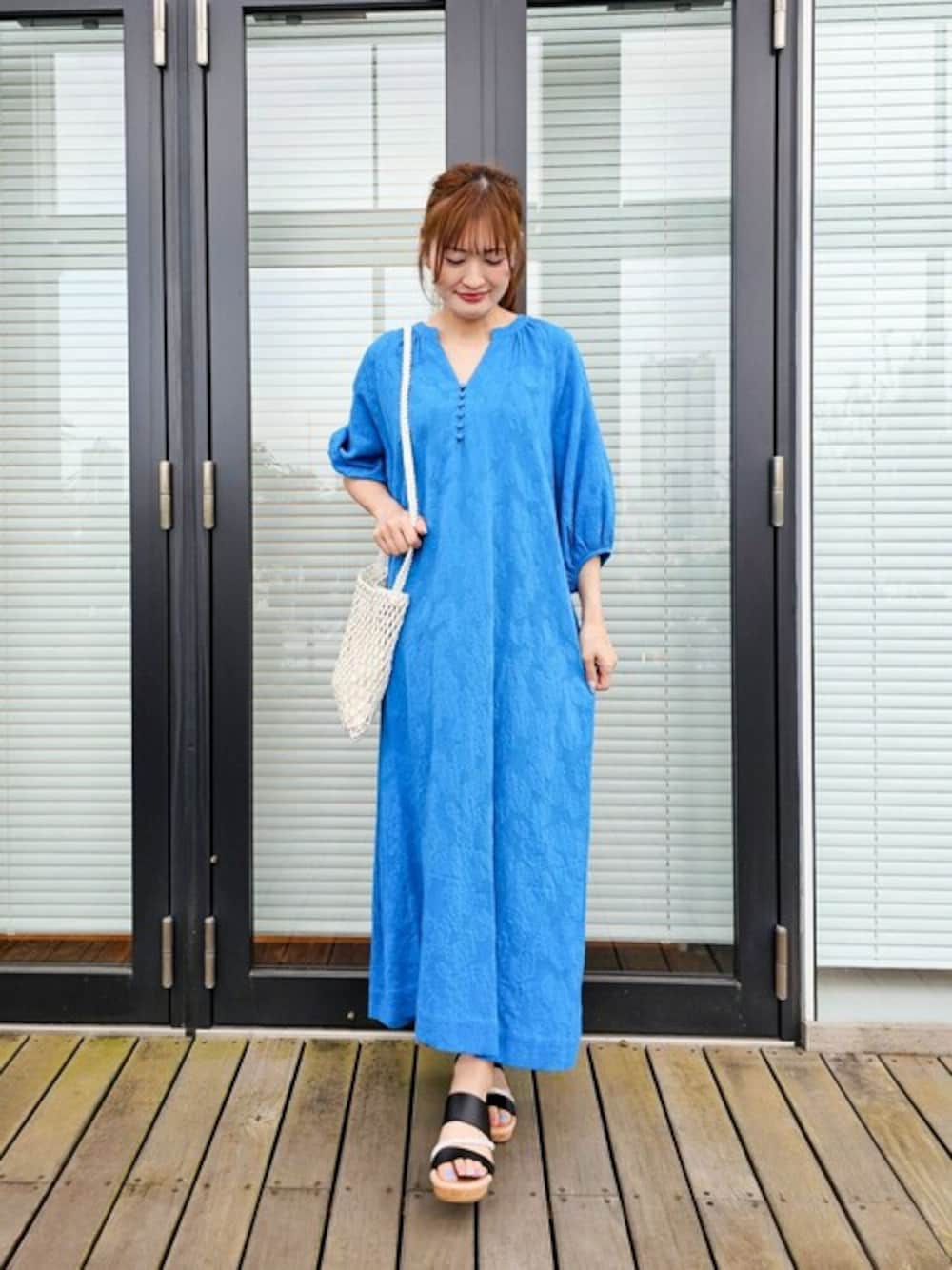 「休日コーデ、レディース、夏物、ゆるシルエット、梅春、おでかけ服、アラフォーコーデ、骨格ウェーブ、ブルベ」｜「SHOO・LA・RUEのキラキラループマガールサンダル（サンダル、ブラック系）」を使った、ゆゆさん（レディース・161cm）の夏コーディネートの1枚目の写真