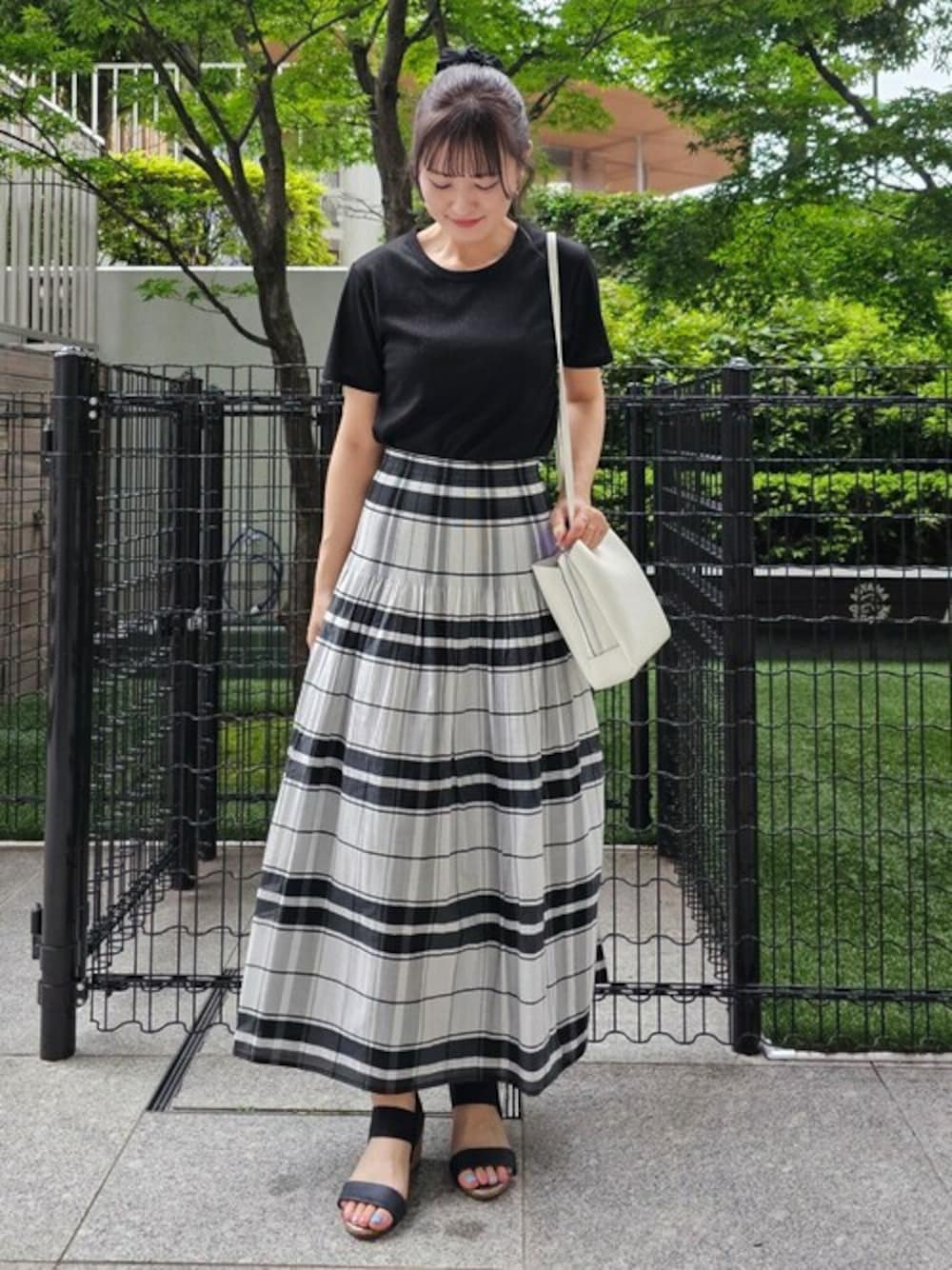 「大人カジュアル、休日コーデ、レディース、大人かわいい、夏物、おでかけ服、アラフォーコーデ、骨格ウェーブ、ブルベ、シンプル・ベーシック」｜「DRESKIPのラメテレコ半袖トップス（Tシャツ/カットソー、ブラック系）」を使った、ゆゆさん（レディース・161cm）の夏コーディネートの1枚目の写真
