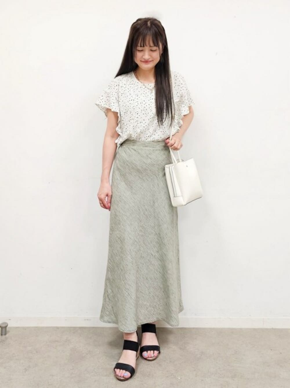 「プチプラ、レディース、オフィスカジュアル、夏物、30代コーデ、おでかけ服、骨格ウェーブ、ブルベ、参観日・保護者会、きれいめオフィス」｜「DRESKIPの【イージーケア】大人フェミニン お袖フリルブラウス（シャツ/ブラウス、ホワイト系）」を使った、ゆゆさん（レディース・161cm）の夏コーディネートの1枚目の写真