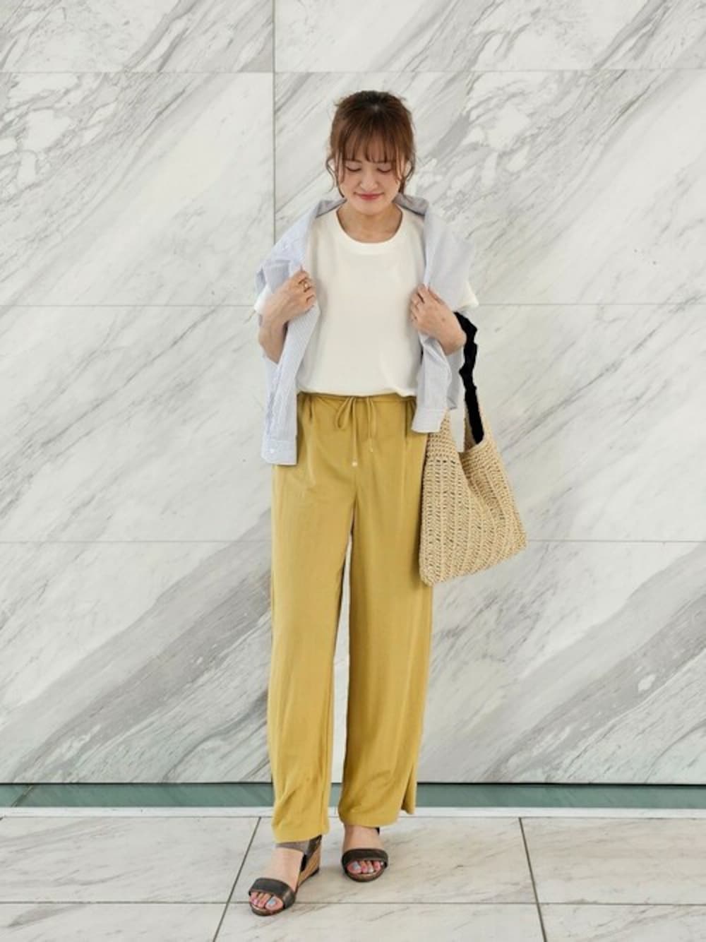 「大人カジュアル、プチプラ、休日コーデ、夏物、公園コーデ、アラフォーコーデ、骨格ウェーブ、ブルベ、シンプル・ベーシック」｜「SHOO・LA・RUEの【洗える/S-LL/ひんやり/UV】汗をかいても気になりにくい スリットトップス（Tシャツ/カットソー、ホワイト系）」を使った、ゆゆさん（レディース・161cm）の夏コーディネートの1枚目の写真