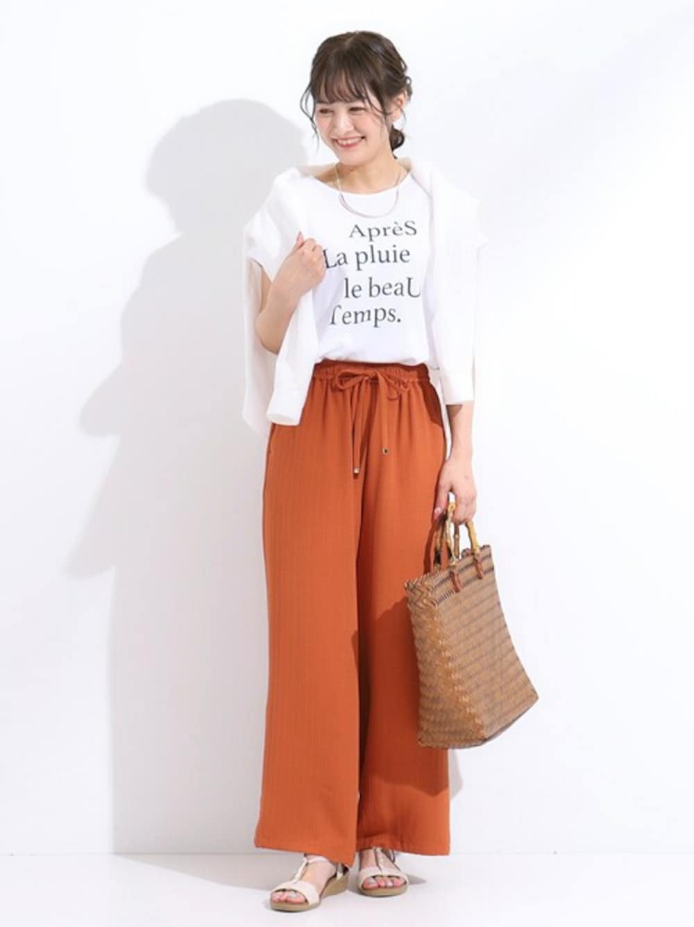 「大人カジュアル、プチプラ、休日コーデ、夏物、公園コーデ、汗染み防止、30代コーデ、骨格ウェーブ、ブルベ、シンプル・ベーシック」｜「SHOO・LA・RUEの【洗える/S-LL/UV/吸水速乾】洗濯後しわになりにくいリネンブレンドシャツ（シャツ/ブラウス、ホワイト系）」を使った、ゆゆさん（レディース・161cm）の夏コーディネートの1枚目の写真