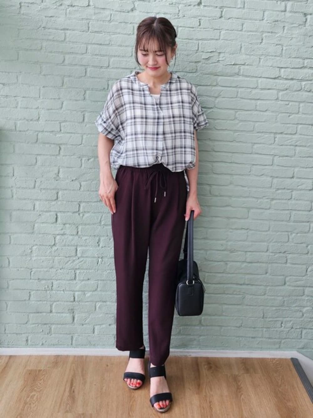 「大人カジュアル、プチプラ、休日コーデ、レディース、夏物、30代コーデ、骨格ウェーブ、ブルベ」｜「SHOO・LA・RUEの【S-LL】きれいに体型カバー叶う さらシャリコットン スキッパーシャツ（シャツ/ブラウス、ホワイト系）」を使った、ゆゆさん（レディース・161cm）の夏コーディネートの1枚目の写真
