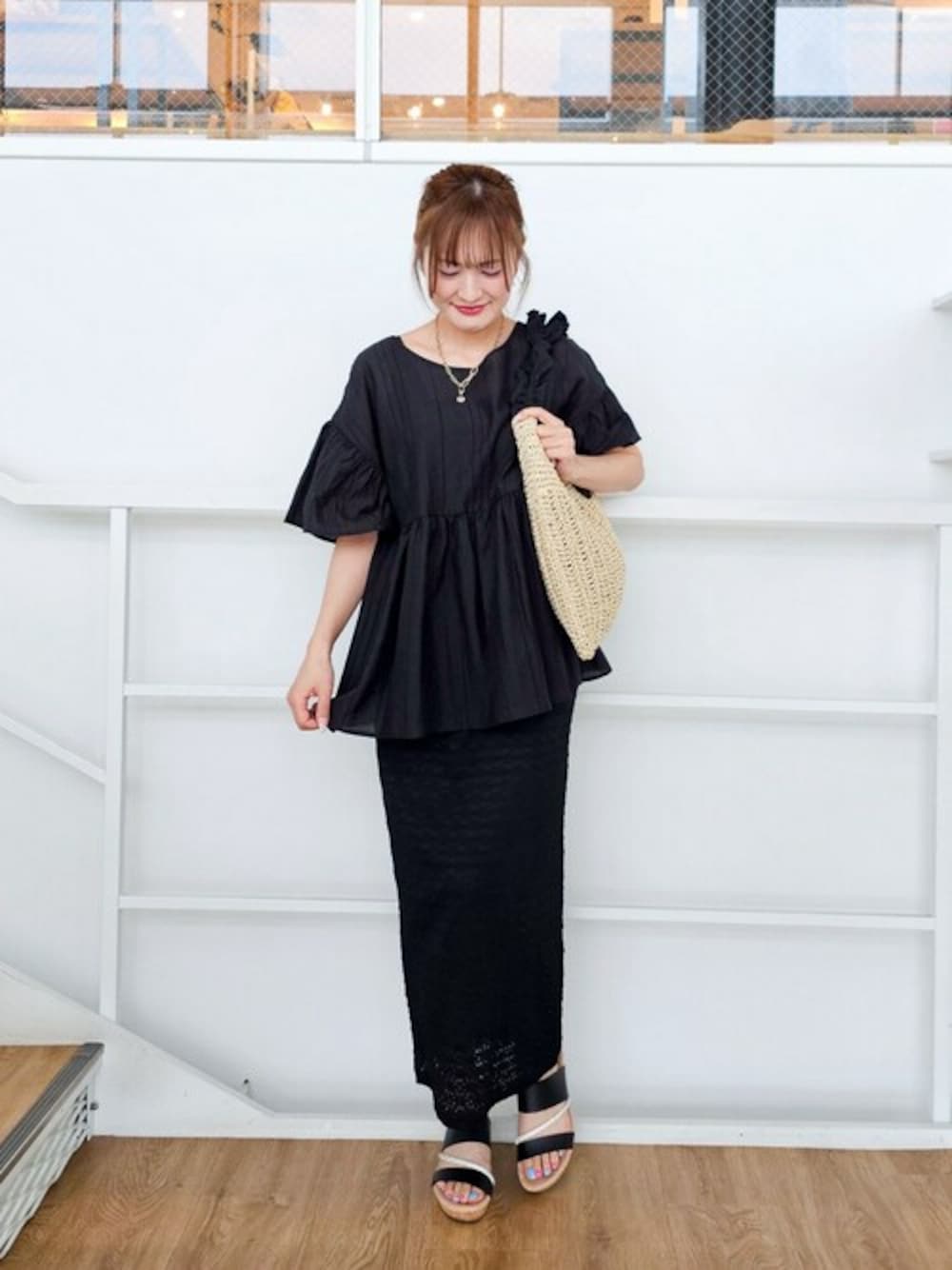 「大人カジュアル、プチプラ、休日コーデ、レディース、夏物、梅春、おでかけ服、骨格ウェーブ、ブルベ、シンプル・ベーシック」｜「Cutie Blondeの【S-LL】ふわっと揺れる ペプラムデザインブラウス（シャツ/ブラウス、ブラック系）」を使った、ゆゆさん（レディース・161cm）の夏コーディネートの1枚目の写真