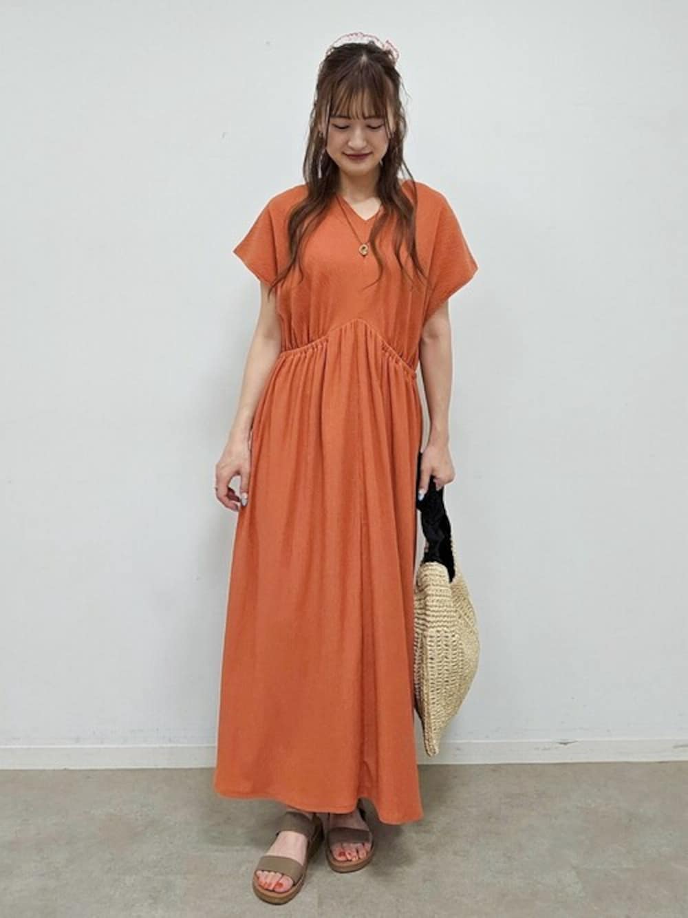 「プチプラ、休日コーデ、夏物、ゆるシルエット、30代コーデ、おでかけ服、骨格ウェーブ、ブルベ」｜「DRESKIPの【前後2WAY】さらりと大人上品に 楊柳フレンチワンピース（ワンピース、オレンジ系）」を使った、ゆゆさん（レディース・161cm）の夏コーディネートの1枚目の写真