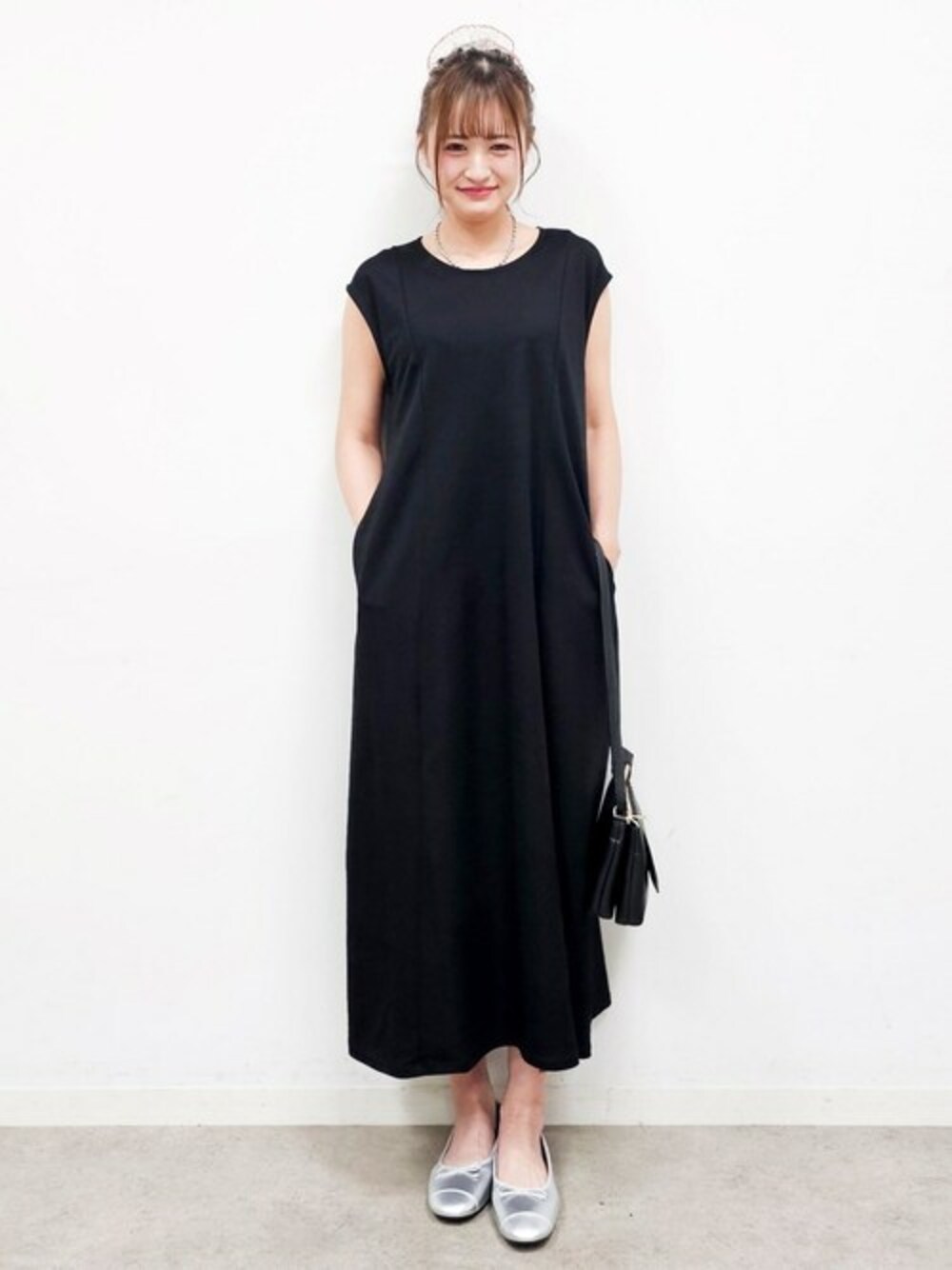 ブラック系のワンピース、シルバー系のその他シューズ、ブラック系のショルダーバッグを着用したレディースの秋コーディネートの1枚目の写真