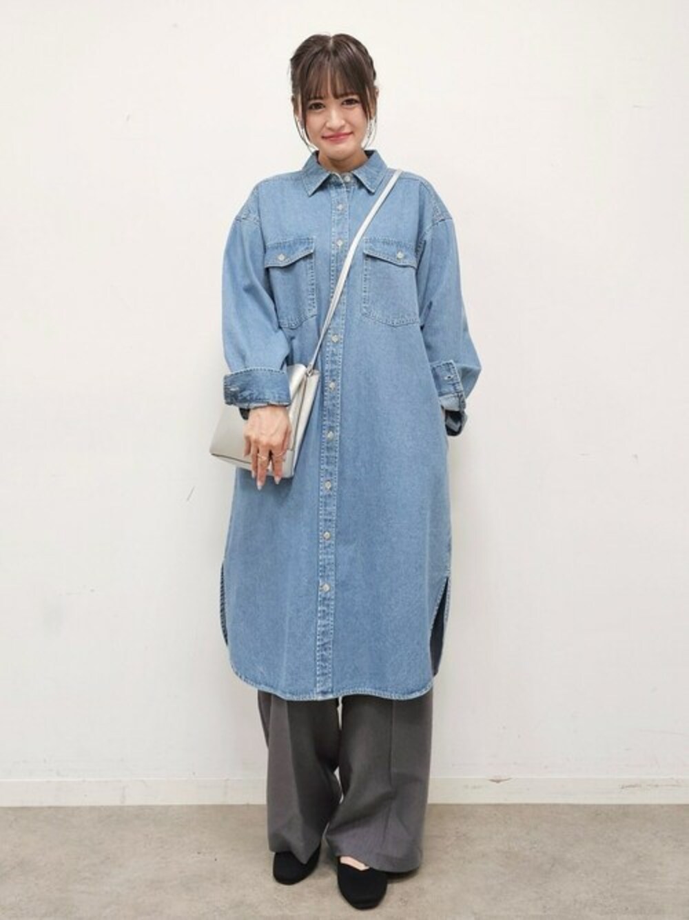 グレー系のその他パンツ、ブラック系のパンプス、シルバー系のショルダーバッグを着用したレディースの秋コーディネートの1枚目の写真