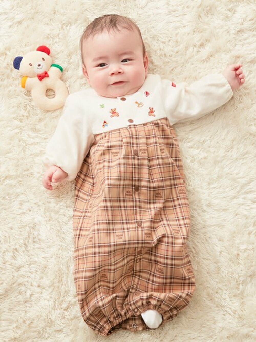 「チェック柄、ギフト、ベビー、出産祝い、ベビーコーデ、ベビー服、くまちゃん、ツーウェイオール、ベビーファッション、出産準備」｜「MIKI HOUSEのミキハウスチェックツーウェイオール（ロンパース、ベージュ系）」を使った、mikihouse担当者3さん（キッズ・59cm）の秋コーディネートの1枚目の写真