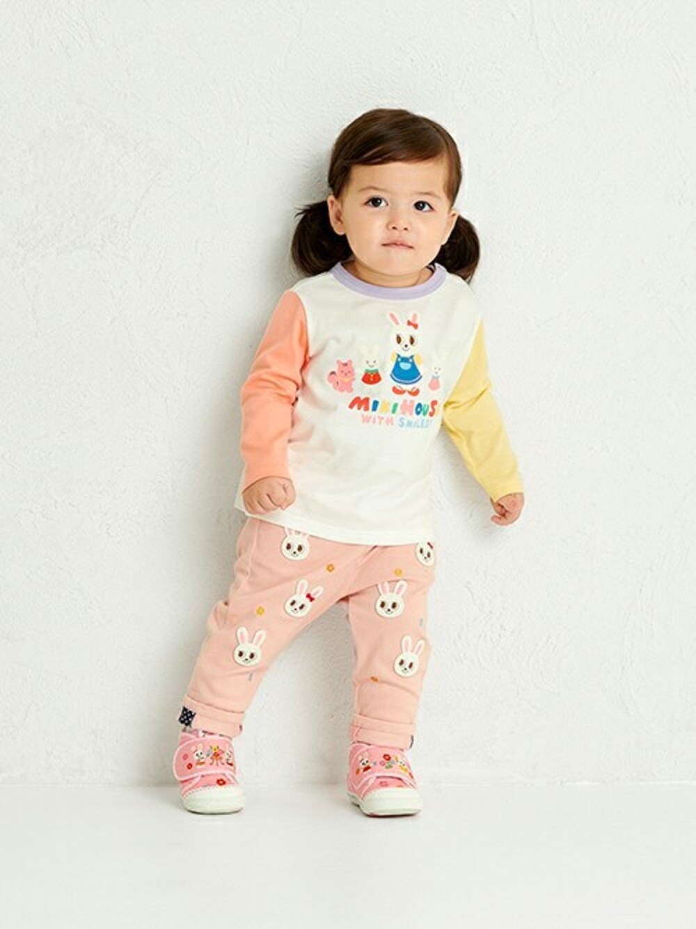 「刺繍、ロンT、うさぎ、配色、綿100％、春カラー、長袖Tシャツ、動物モチーフ、ミキハウス、ロンTコーデ」｜「MIKI HOUSEのプッチー＆うさこ　アニマル長袖Ｔシャツ（Tシャツ/カットソー、パープル系）」を使った、mikihouse担当者3さん（キッズ・81cm）の冬コーディネートの1枚目の写真