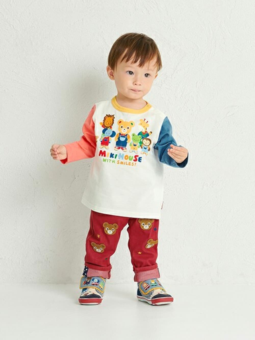 「プリントTシャツ、Tシャツ、ロンT、デニムパンツ、綿100％、マルチカラー、春コーデ、長袖Tシャツ、動物モチーフ、ミキハウス」｜「MIKI HOUSEのプッチー＆うさこ　アニマル長袖Ｔシャツ（Tシャツ/カットソー、イエロー系）」を使った、mikihouse担当者3さん（キッズ・80cm）の冬コーディネートの1枚目の写真