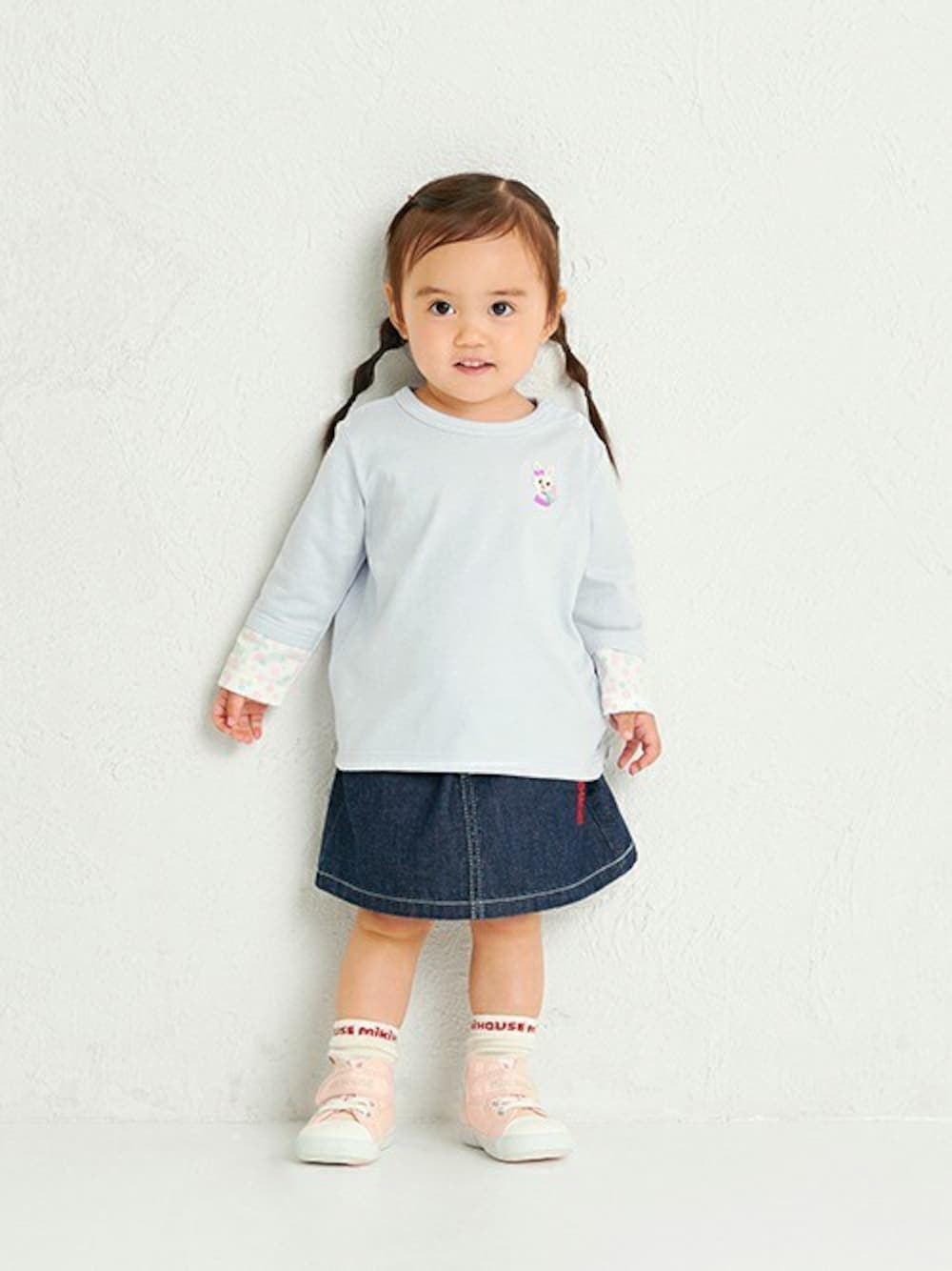 「Tシャツ、ロンT、うさぎ、小花柄、長袖Tシャツ、デイリーカジュアル、ミキハウス、くすみカラー、着回し抜群」｜「MIKI HOUSEのプッチー＆うさこの長袖Ｔシャツ（Tシャツ/カットソー、ブルー系）」を使った、mikihouse担当者3さん（キッズ・81cm）の春コーディネートの1枚目の写真