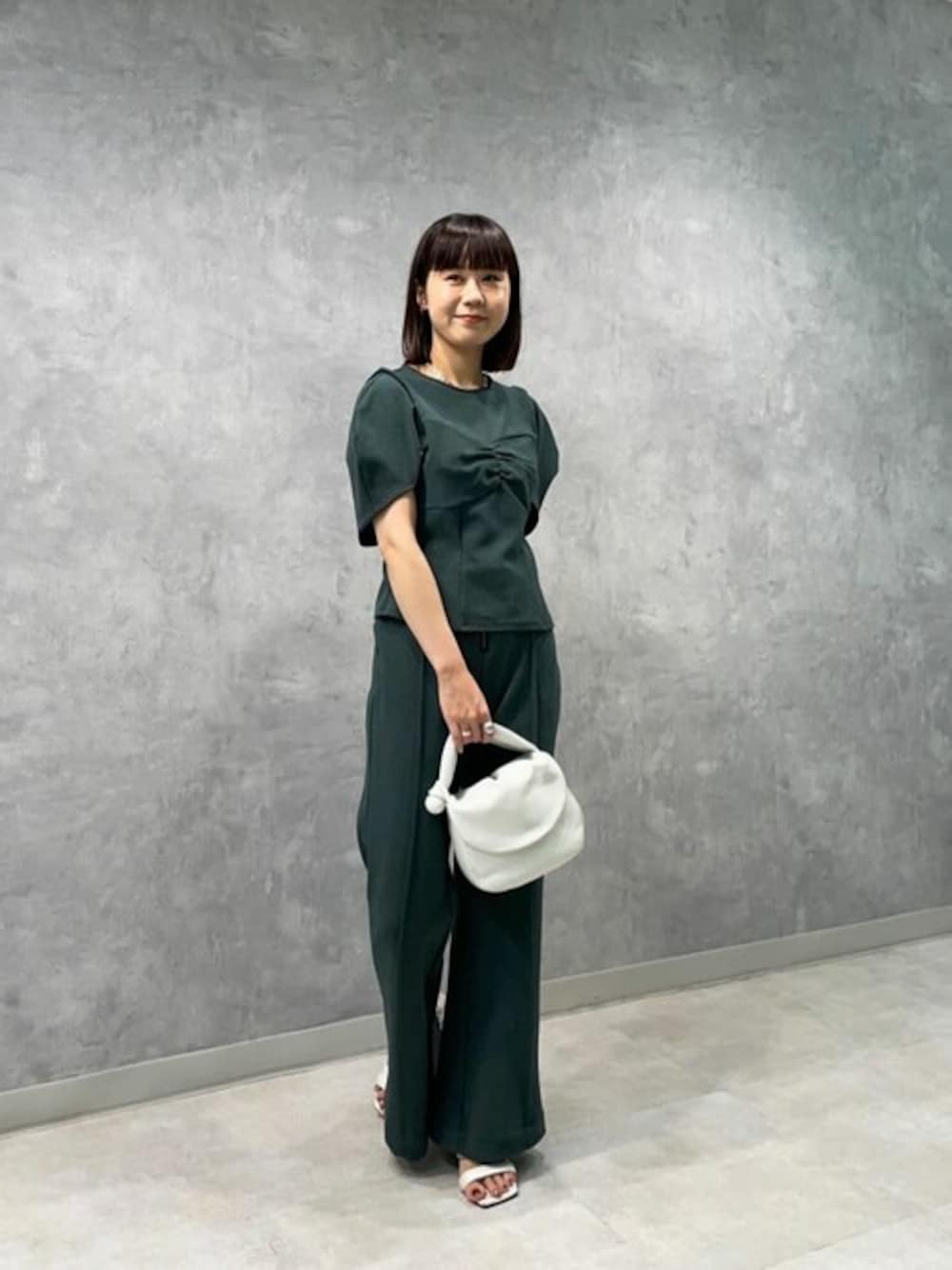 グリーン系のTシャツ/カットソー、グリーン系のその他パンツ、ホワイト系のサンダルを着用したレディースの夏コーディネートの1枚目の写真