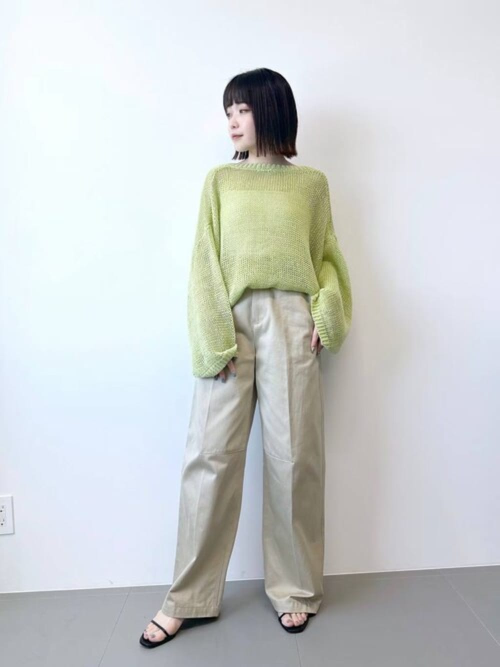 「BABYLONE(BABYLONE)、着痩せ・細見え」｜「BABYLONEの【柳橋唯さんYouTube紹介アイテム】リネンオーバーVネックプルオーバー（ニット/セーター、グリーン系）」を使った、BABYLONE STAFFさん（レディース・158cm）の春コーディネートの1枚目の写真
