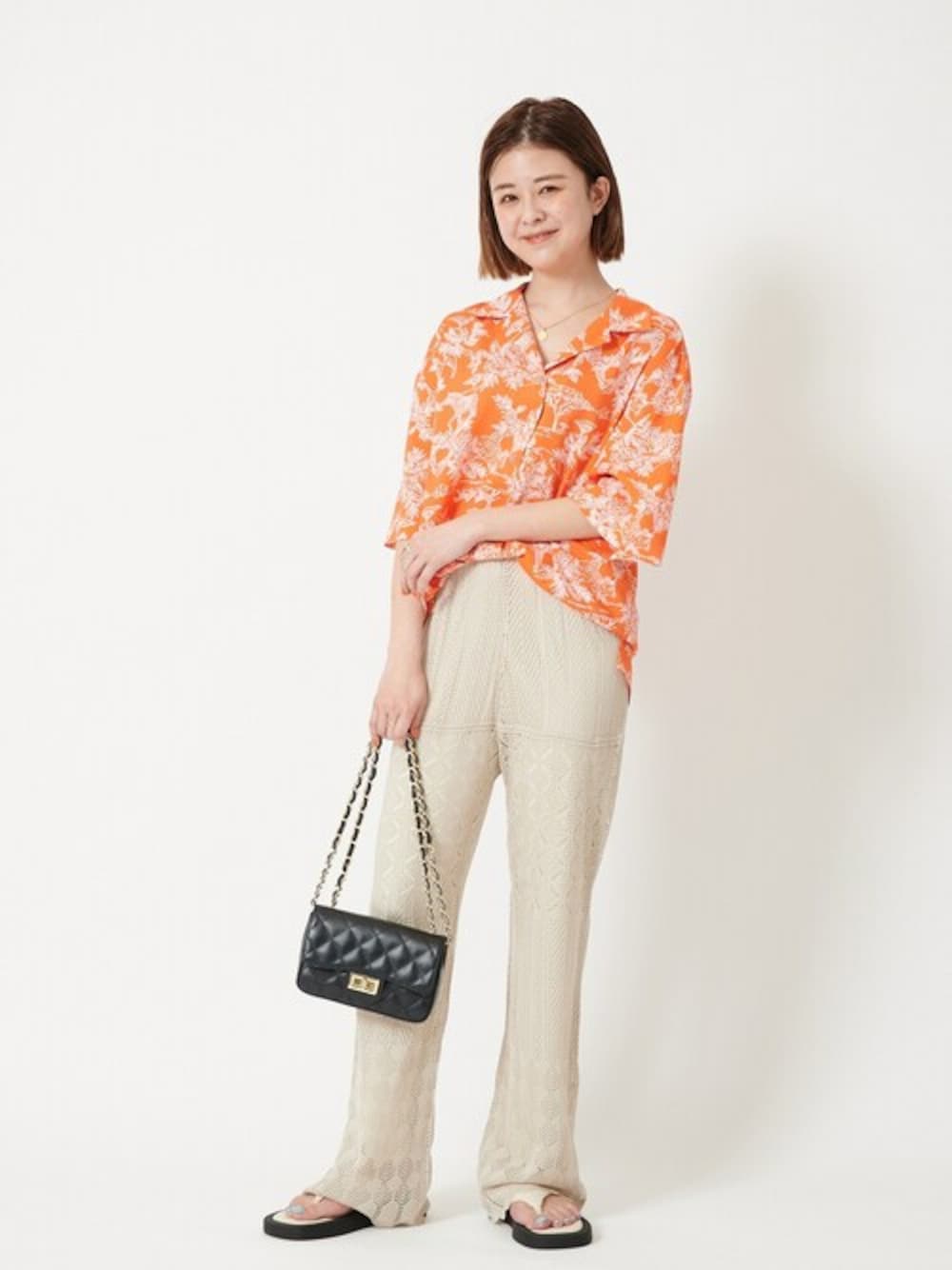 「シャツ、ショルダーバッグ、オレンジ、パンツスタイル、夏コーデ、ubyspickspan、セレナヘリオス」｜「U by SPICK&SPAN SELECTの【SELENAHELIOS/セレナヘリオス】 別注アニマルプリントシャツ◆（シャツ/ブラウス、オレンジ系）」を使った、Moeさん（レディース・161cm）の春コーディネートの1枚目の写真