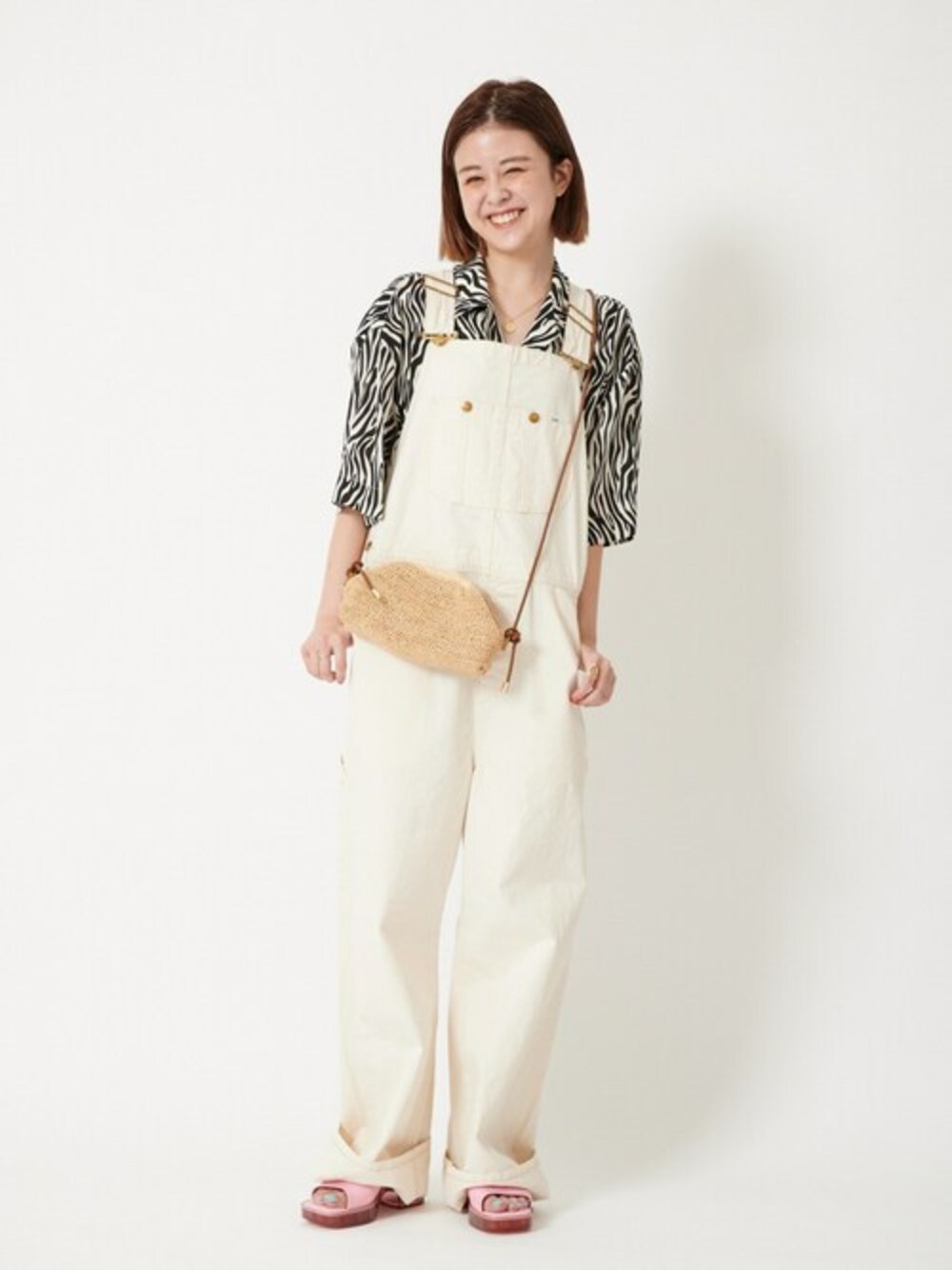 「シャツ、サロペット、オールインワン、LEE、夏コーデ、Leeデニム、ubyspickspan」｜「U by SPICK&SPANの【LEE /リー】別注サロペット（サロペット/オーバーオール、ホワイト系）」を使った、Moeさん（レディース・161cm）の春コーディネートの1枚目の写真