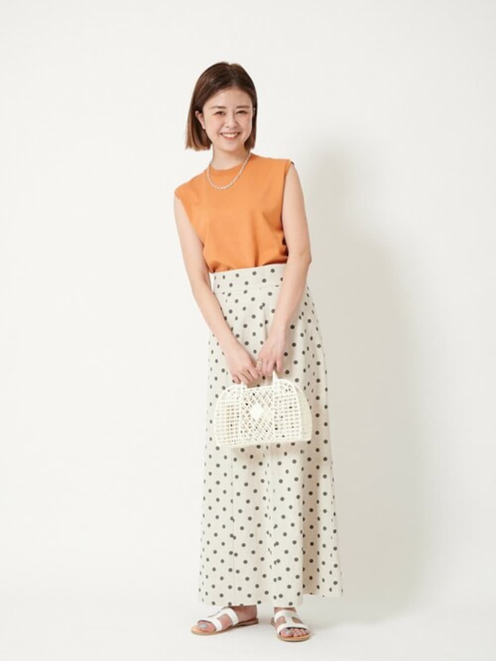 「サンダル、タンクトップ、かごバッグ、ubyspickspan」｜「U by SPICK&SPANのノースリーブ ニットプルオーバー◆（タンクトップ、オレンジ系）」を使った、Moeさん（レディース・161cm）の春コーディネートの1枚目の写真