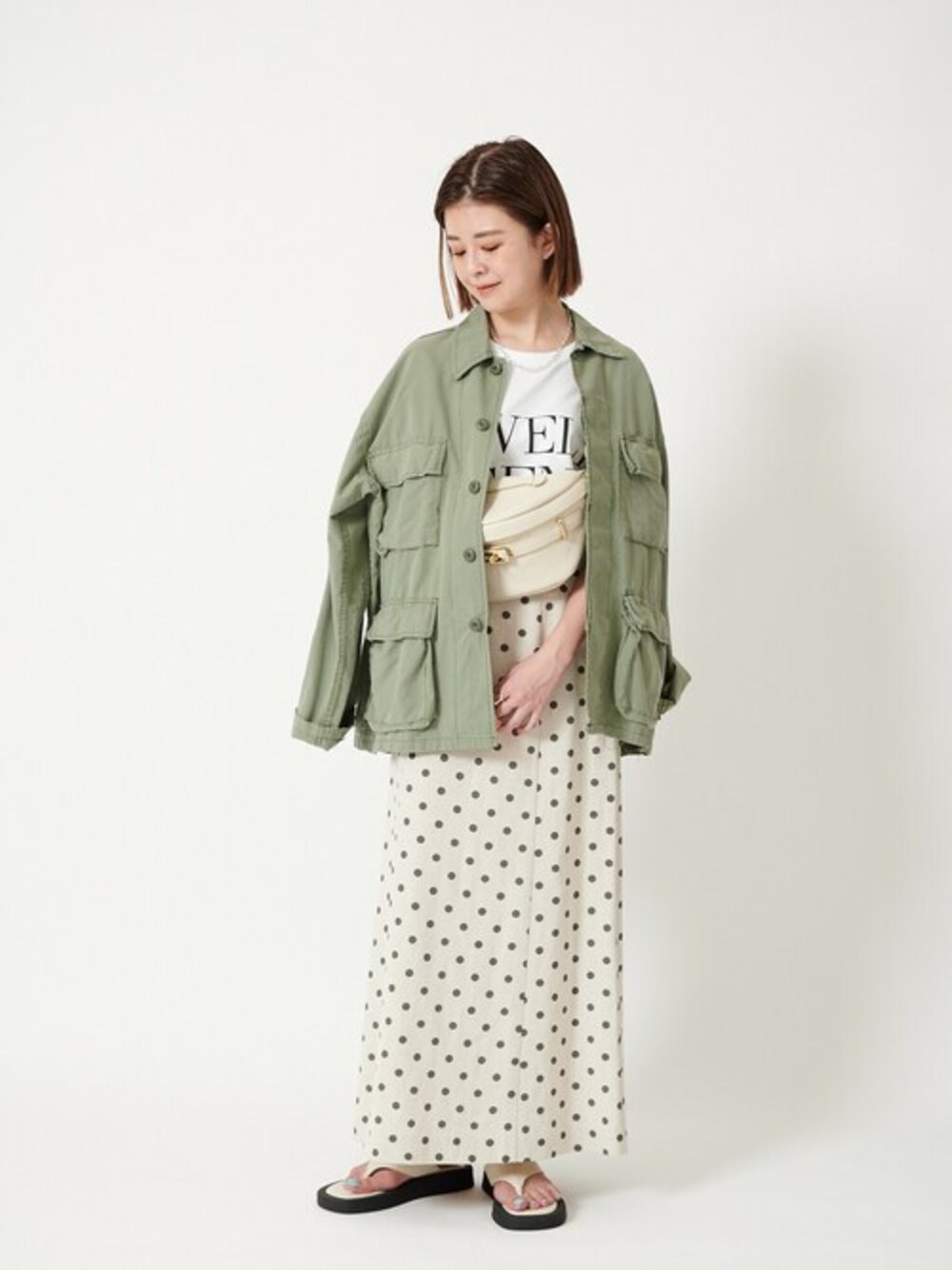 「ロゴT、ショルダーバッグ、レザーショルダーバッグ、ubyspickspan」｜「U by SPICK&SPANのロゴTEEシャツ◆（Tシャツ/カットソー、ホワイト系）」を使った、Moeさん（レディース・161cm）の春コーディネートの1枚目の写真