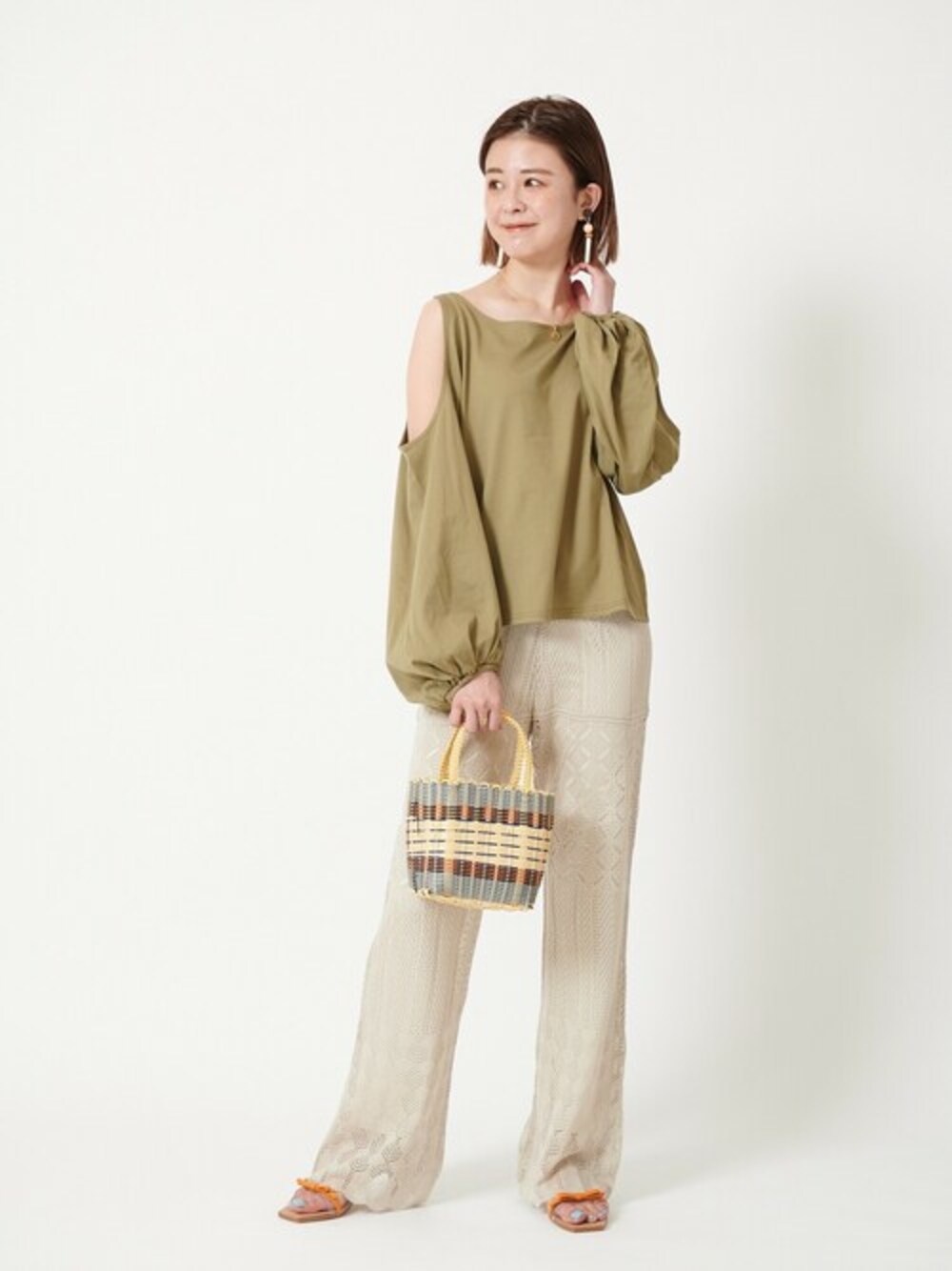 「パンツ、オフショル、春コーデ、クロシェ、ubyspickspan」｜「U by SPICK&SPANのショルダースリットプルオーバー◆（Tシャツ/カットソー、グリーン系）」を使った、Moeさん（レディース・161cm）の春コーディネートの1枚目の写真