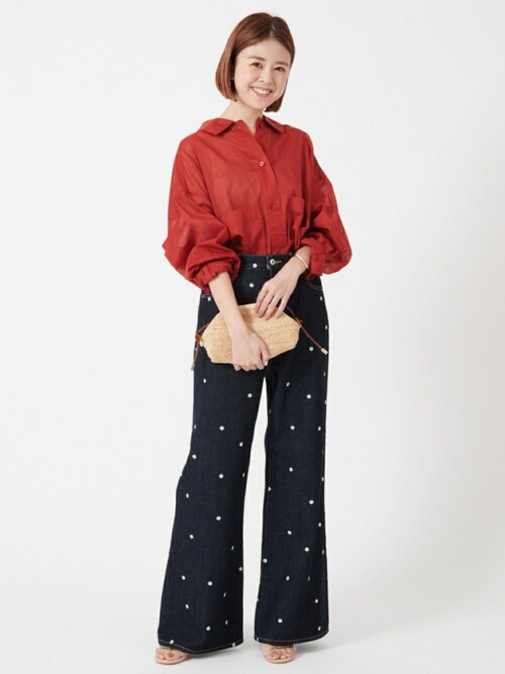 「デニム、シャツ、レッド、刺繍、ワイドパンツ、春コーデ、ubyspickspan」｜「U by SPICK&SPANの綿麻スラブローンシャツ◆（シャツ/ブラウス、レッド系）」を使った、Moeさん（レディース・161cm）の春コーディネートの1枚目の写真
