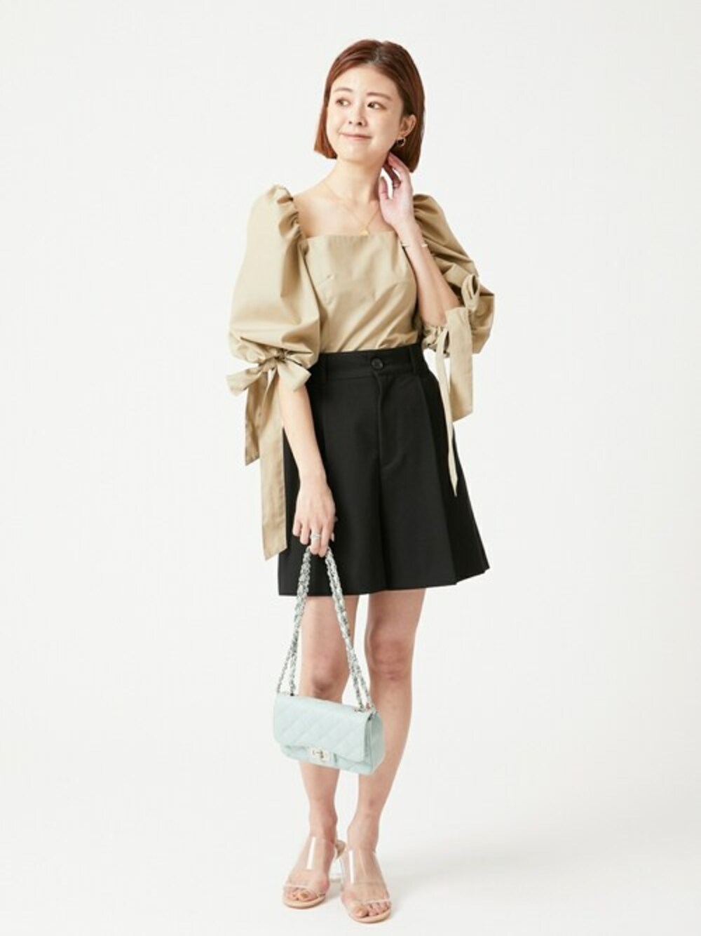 「ブラウス、ハーフパンツ、サンダル、春コーデ、夏コーデ、大人フェミニン、ubyspickspan」｜「U by SPICK&SPANの≪追加≫ハイウエストストレッチショートパンツ7（その他パンツ、ブラック系）」を使った、Moeさん（レディース・161cm）の春コーディネートの1枚目の写真