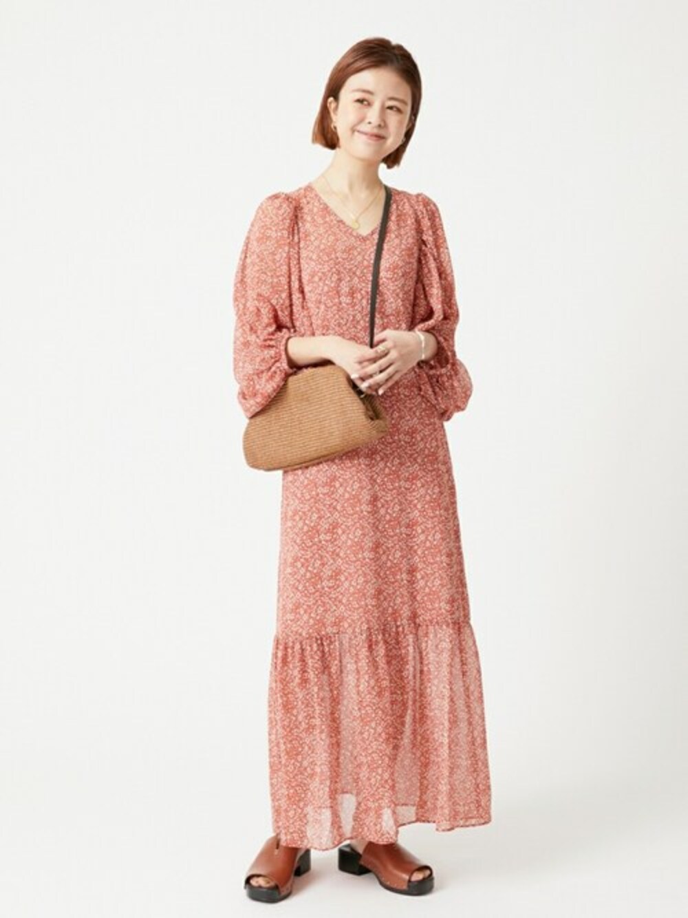 「ワンピース、花柄、ロングワンピース、春コーデ、夏コーデ、ボリューム袖、ubyspickspan」｜「U by SPICK&SPANのVネックフラワードレス（ワンピース、オレンジ系）」を使った、Moeさん（レディース・161cm）の春コーディネートの1枚目の写真